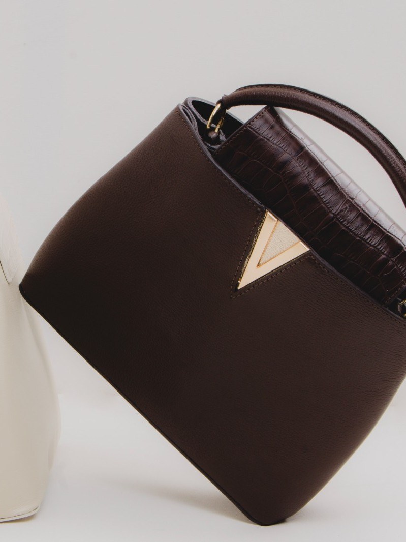 Bolsa V em couro liso com detalhe em croco 11252890