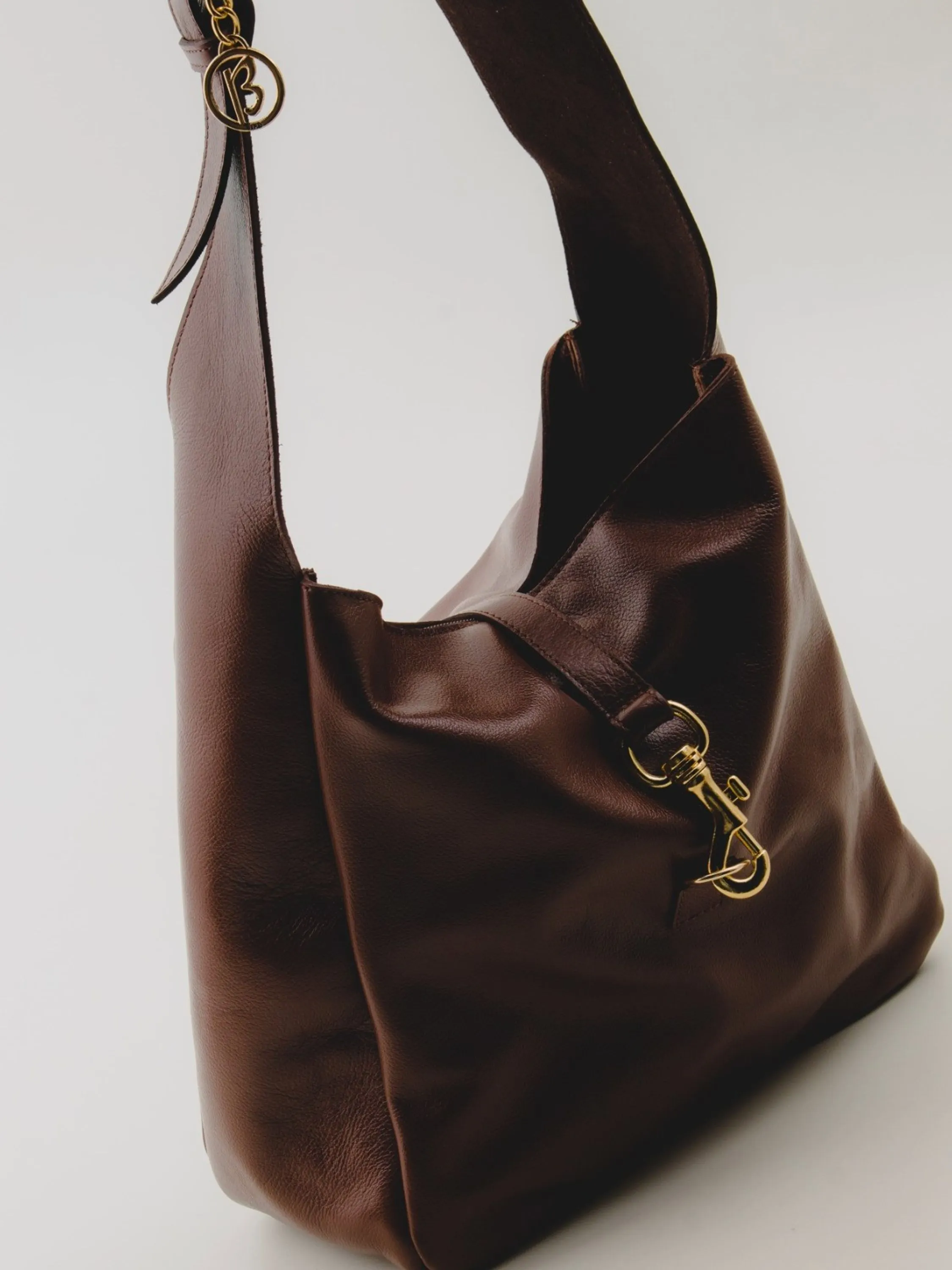 Bolsa em couro fecho dourado