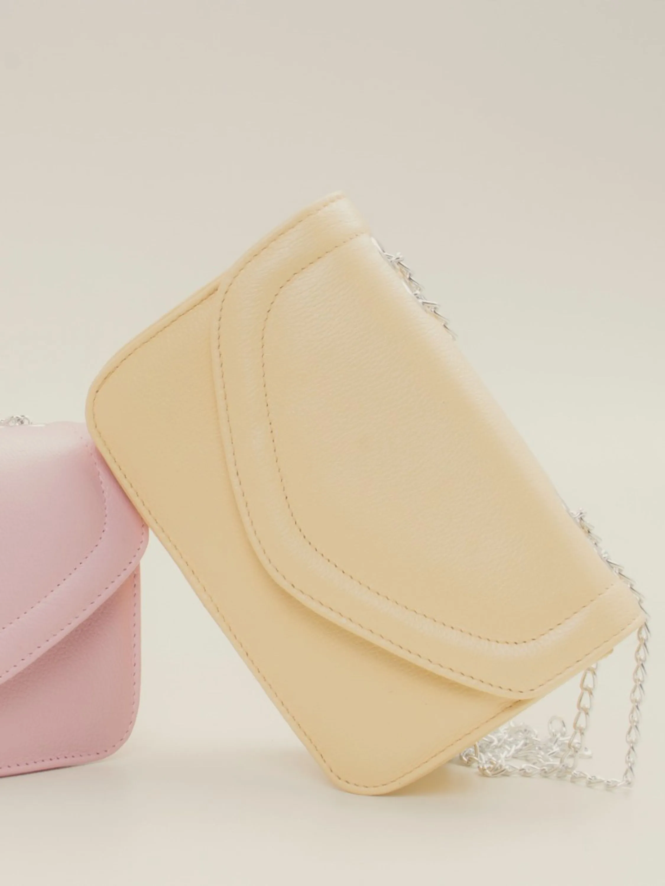 Bolsa envelope em couro com alça de corrente 10850107