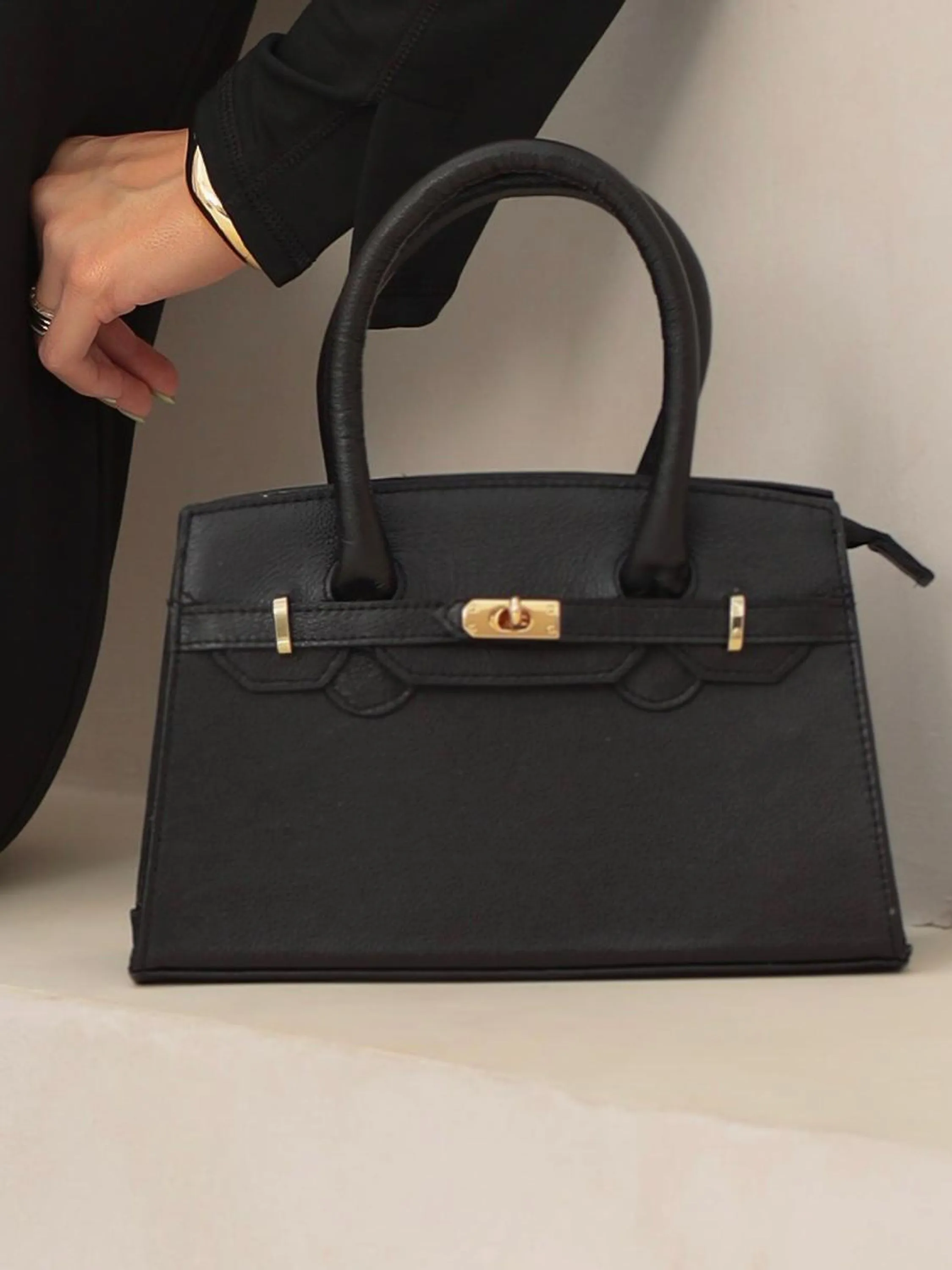 Bolsa em couro com fecho dourado 10250112