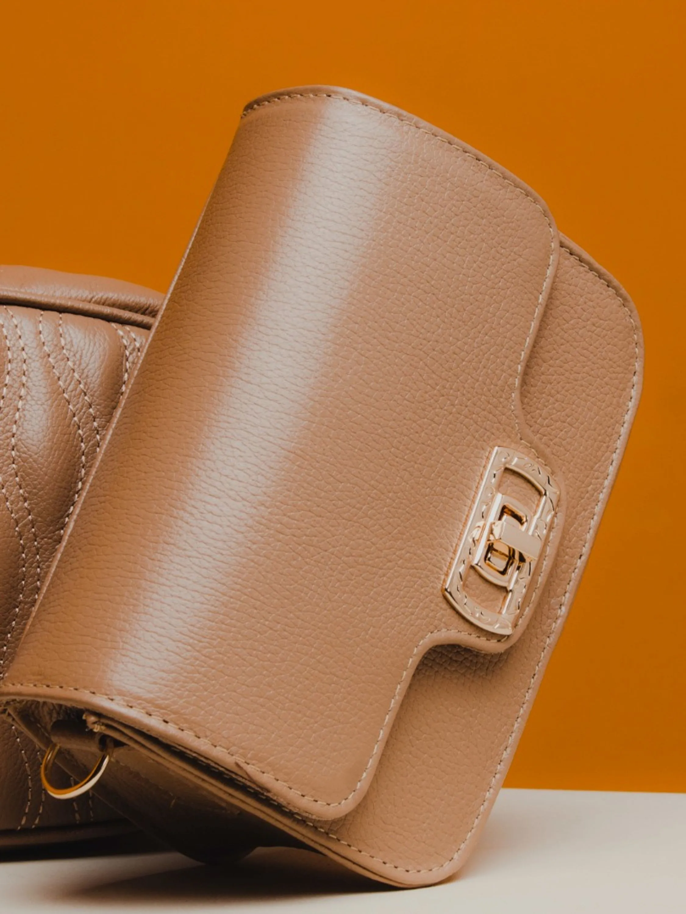 Bolsa em couro legítimo com alça transversal 10750117