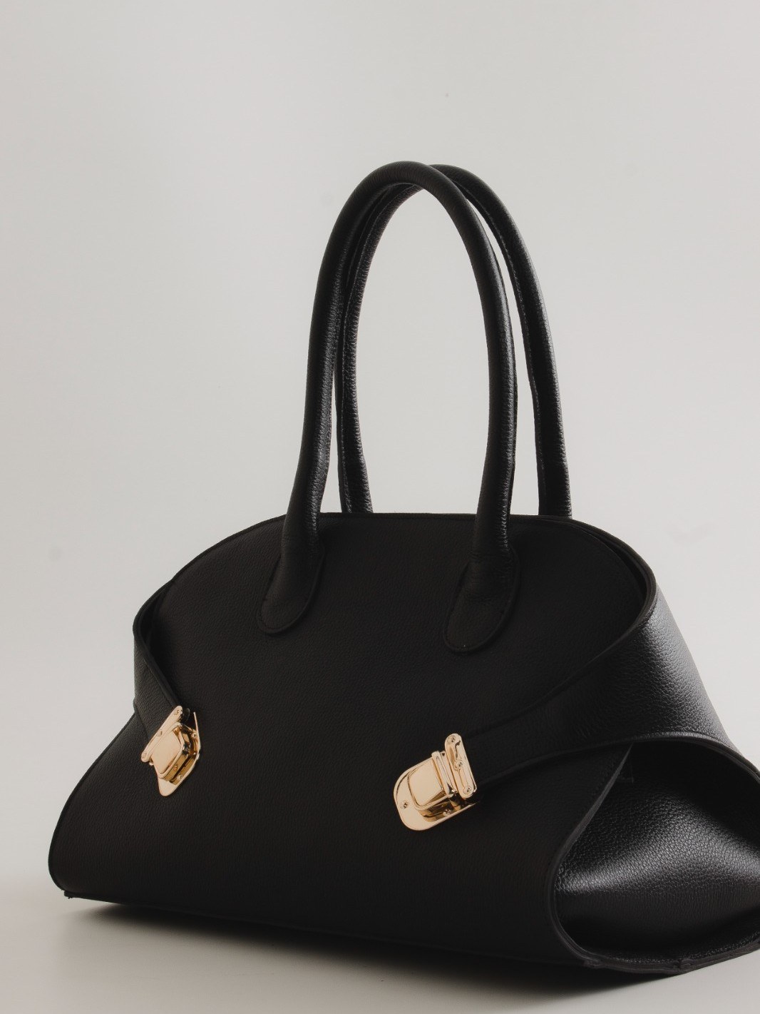 Bolsa lisa em couro com fecho lateral 11150399