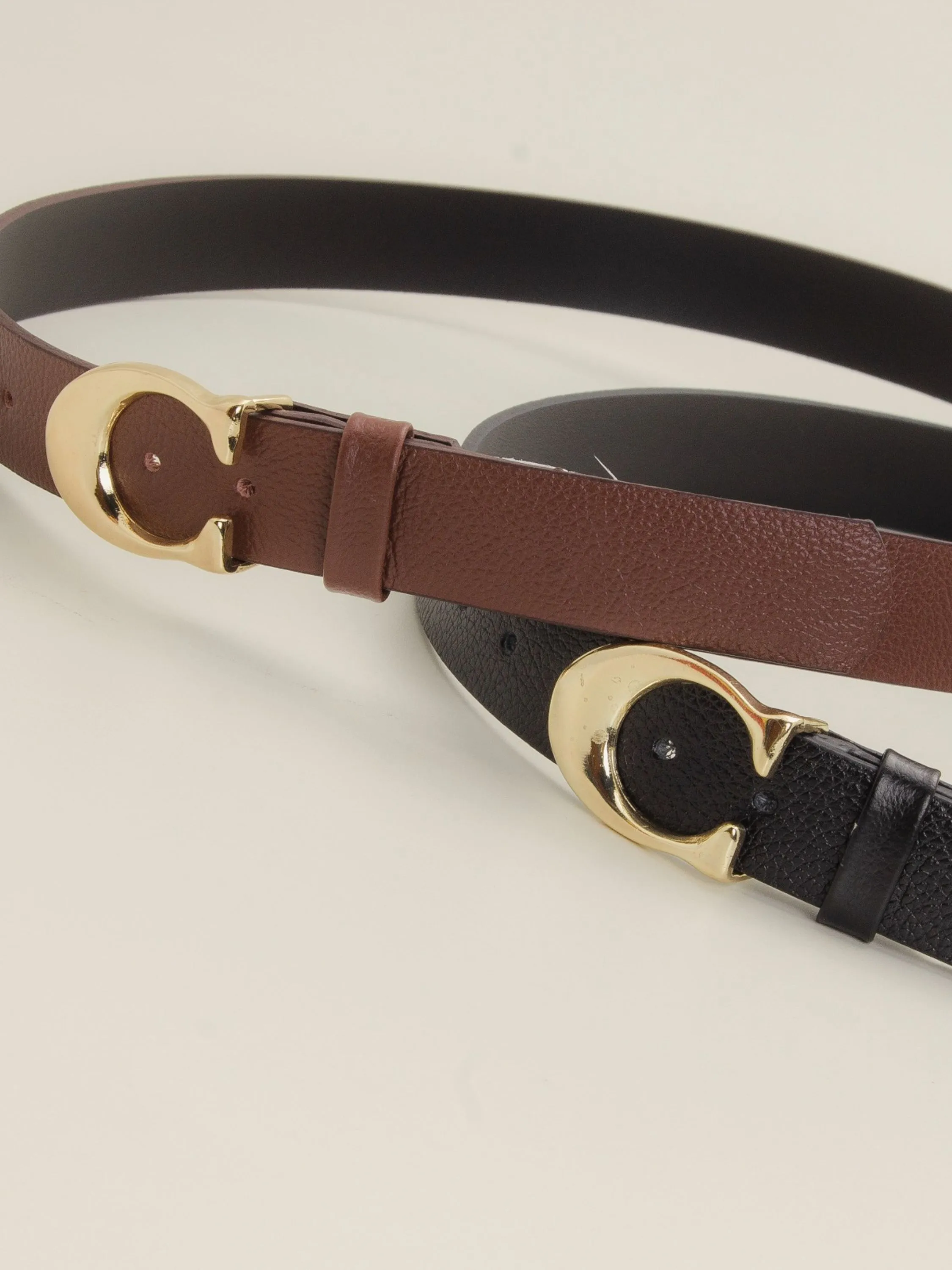 Cinto em couro com fivela dourada 20953991