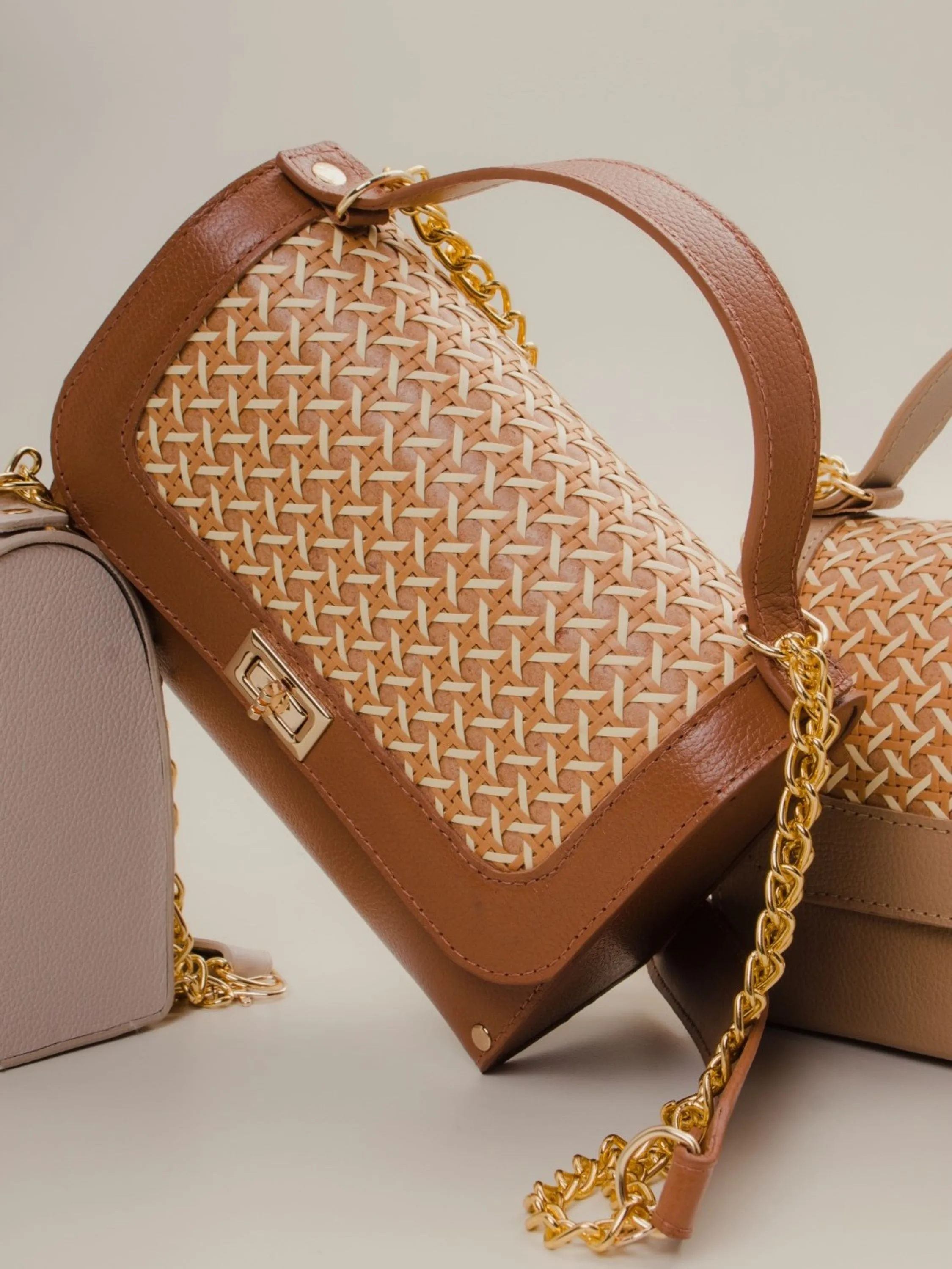 Bolsa baú em couro com palha rattan 10850208