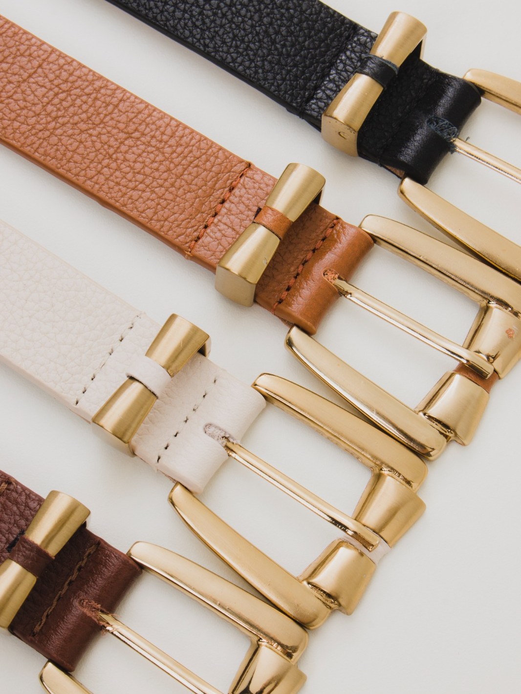 Cinto em couro liso com fivela em formato de laço 21257986