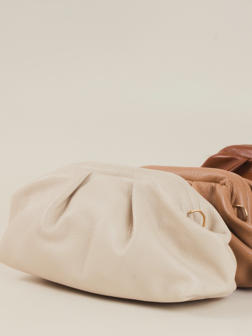 Mini bolsa em couro com efeito puff 10950148