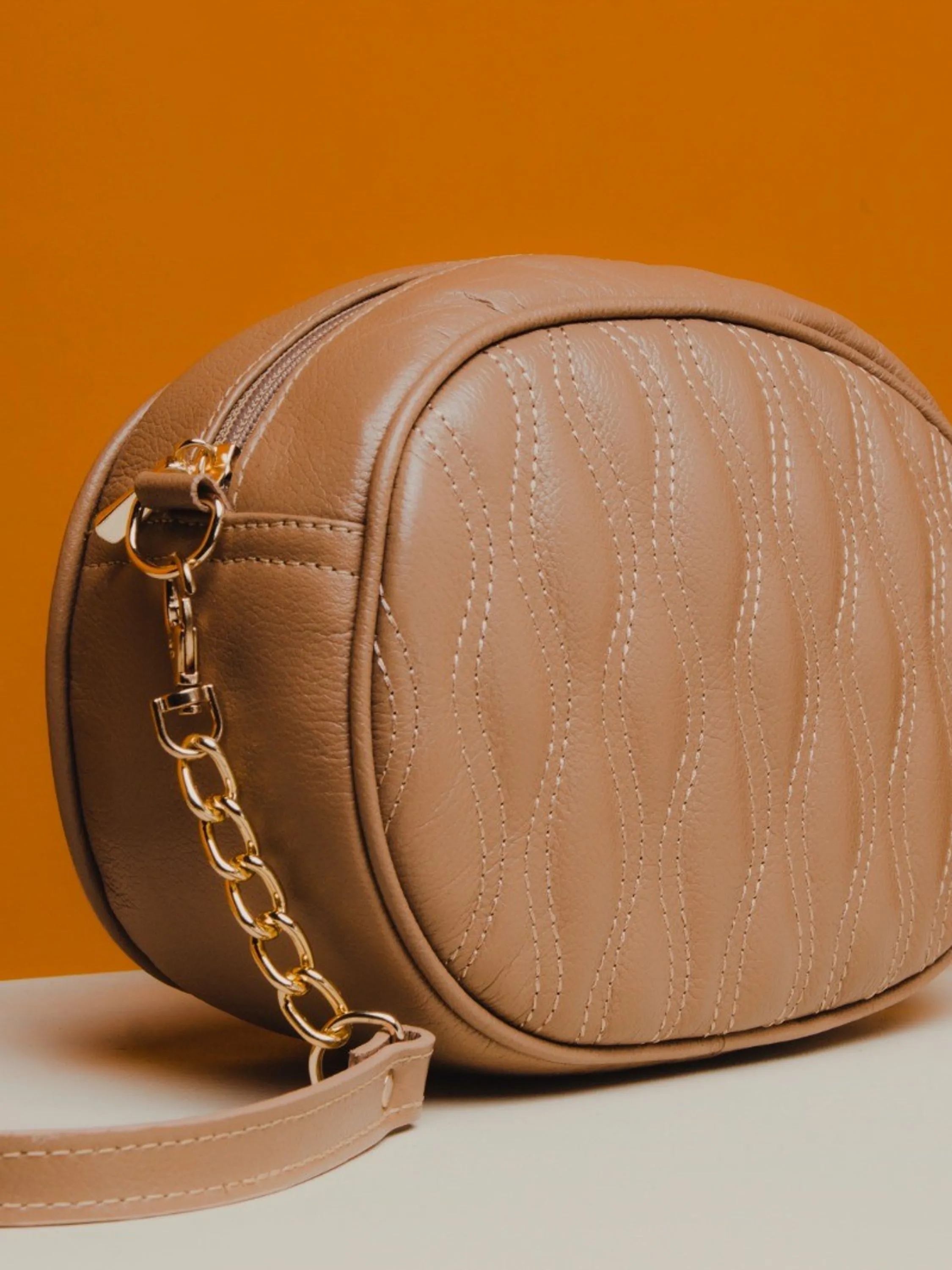 Bolsa redonda em couro matelassê 10750128