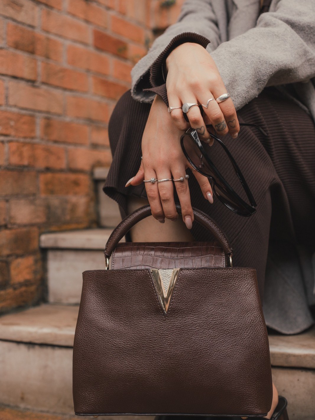 Bolsa V em couro liso com detalhe em croco 11250289