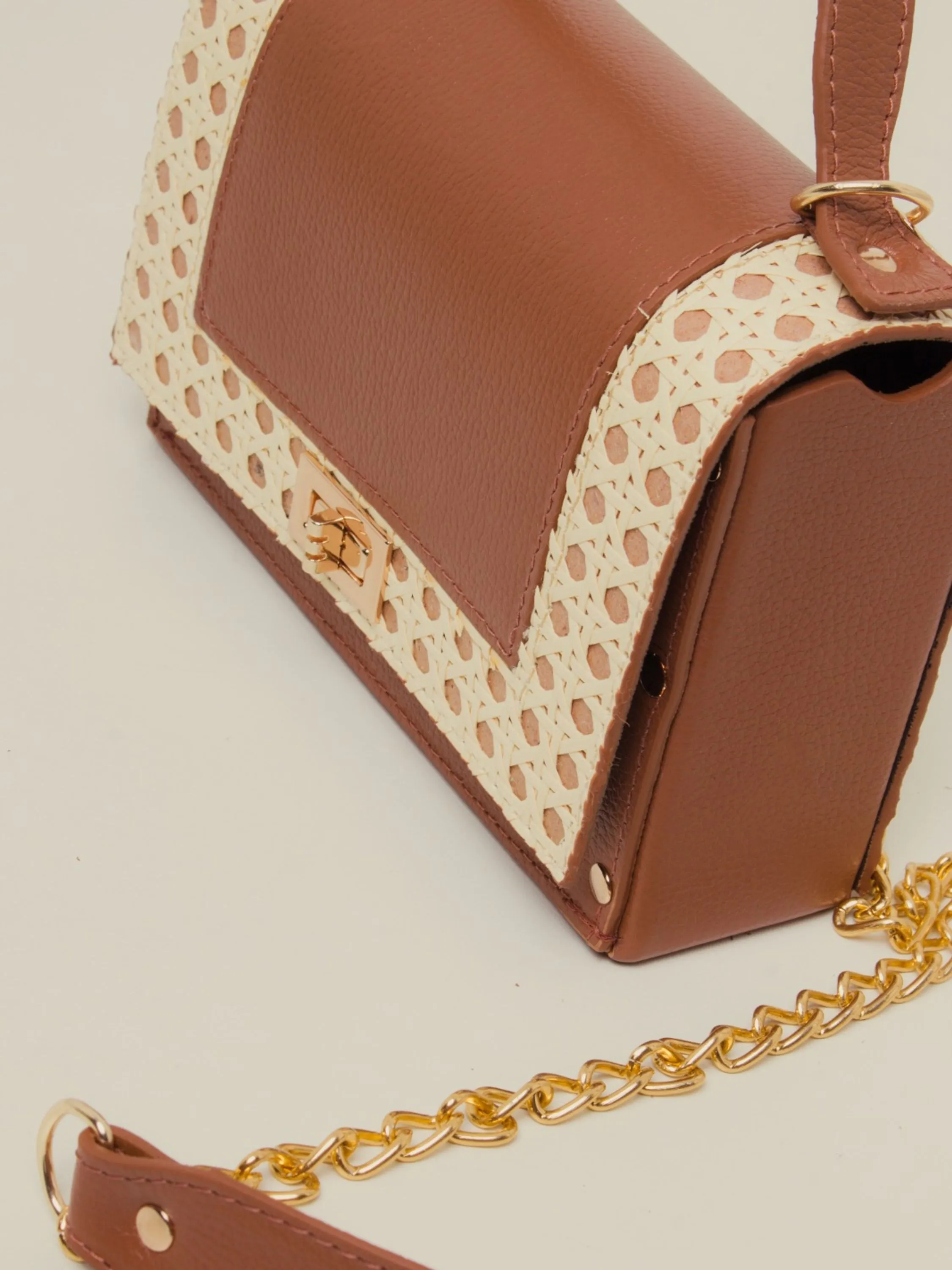 Bolsa transversal em couro e palha 10850206