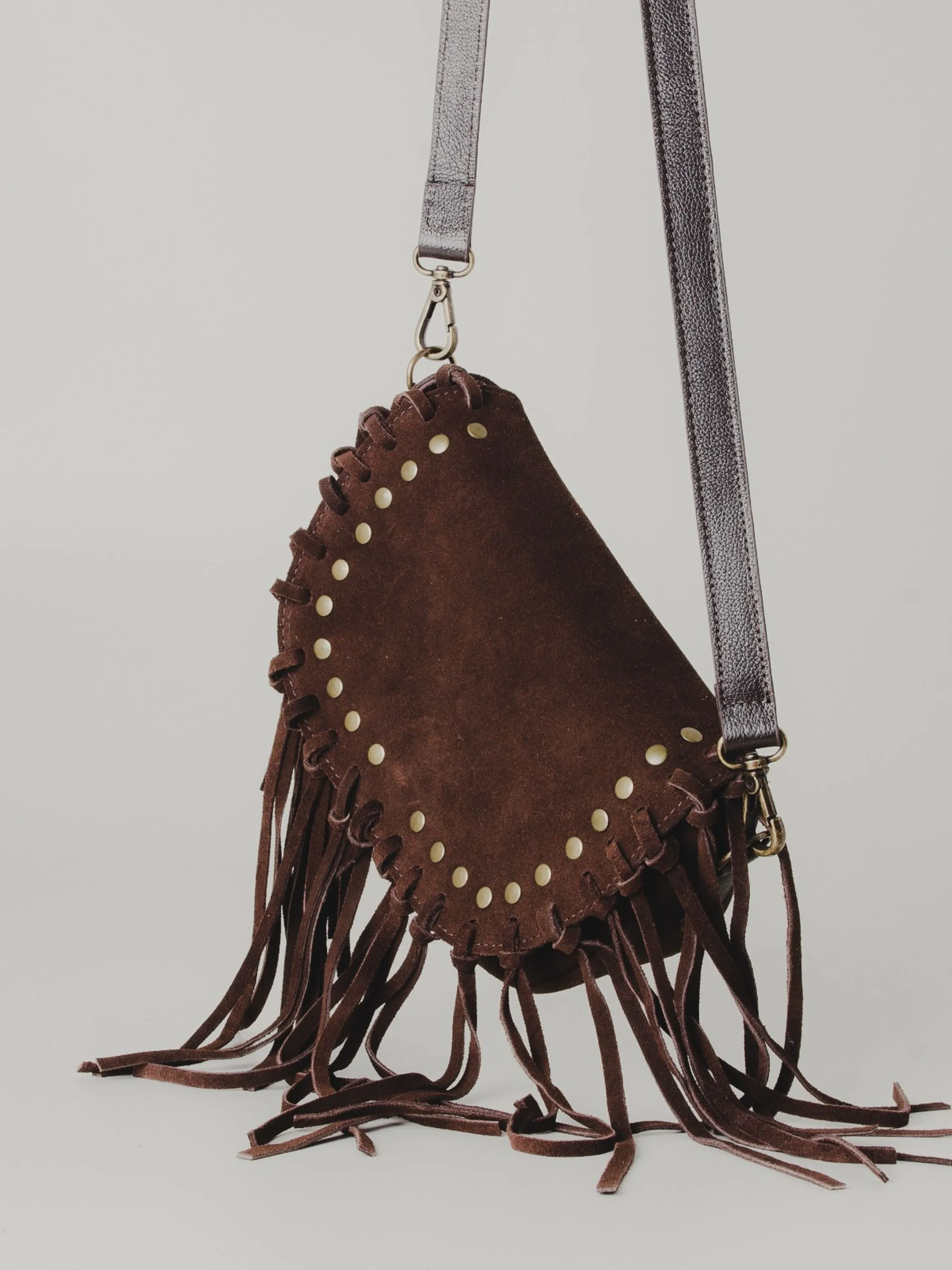 Bolsa boho com design meia lua e franjas laterais