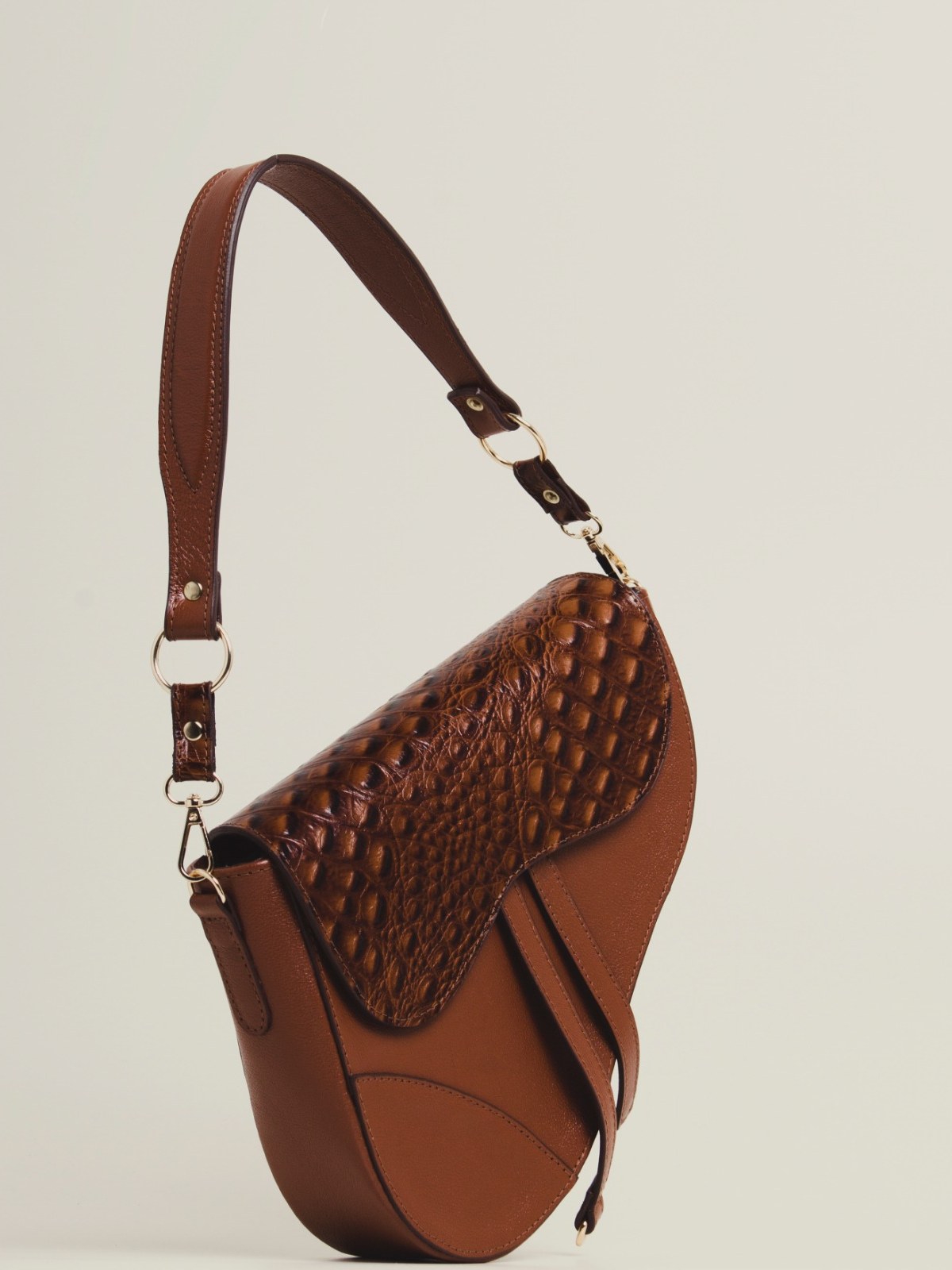 Bolsa cela em couro com detalhe croco 10160299