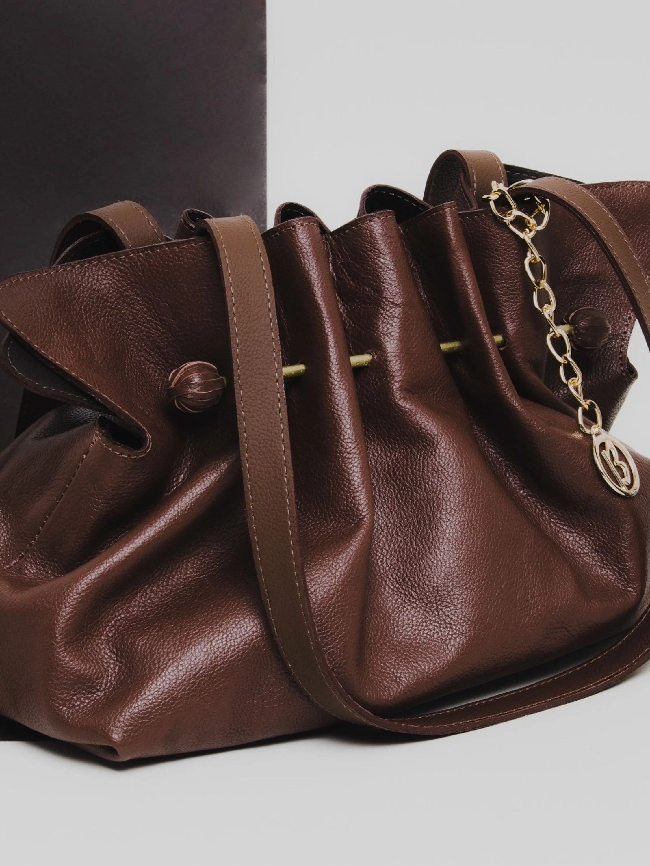 Bolsa franzida em couro 10650279
