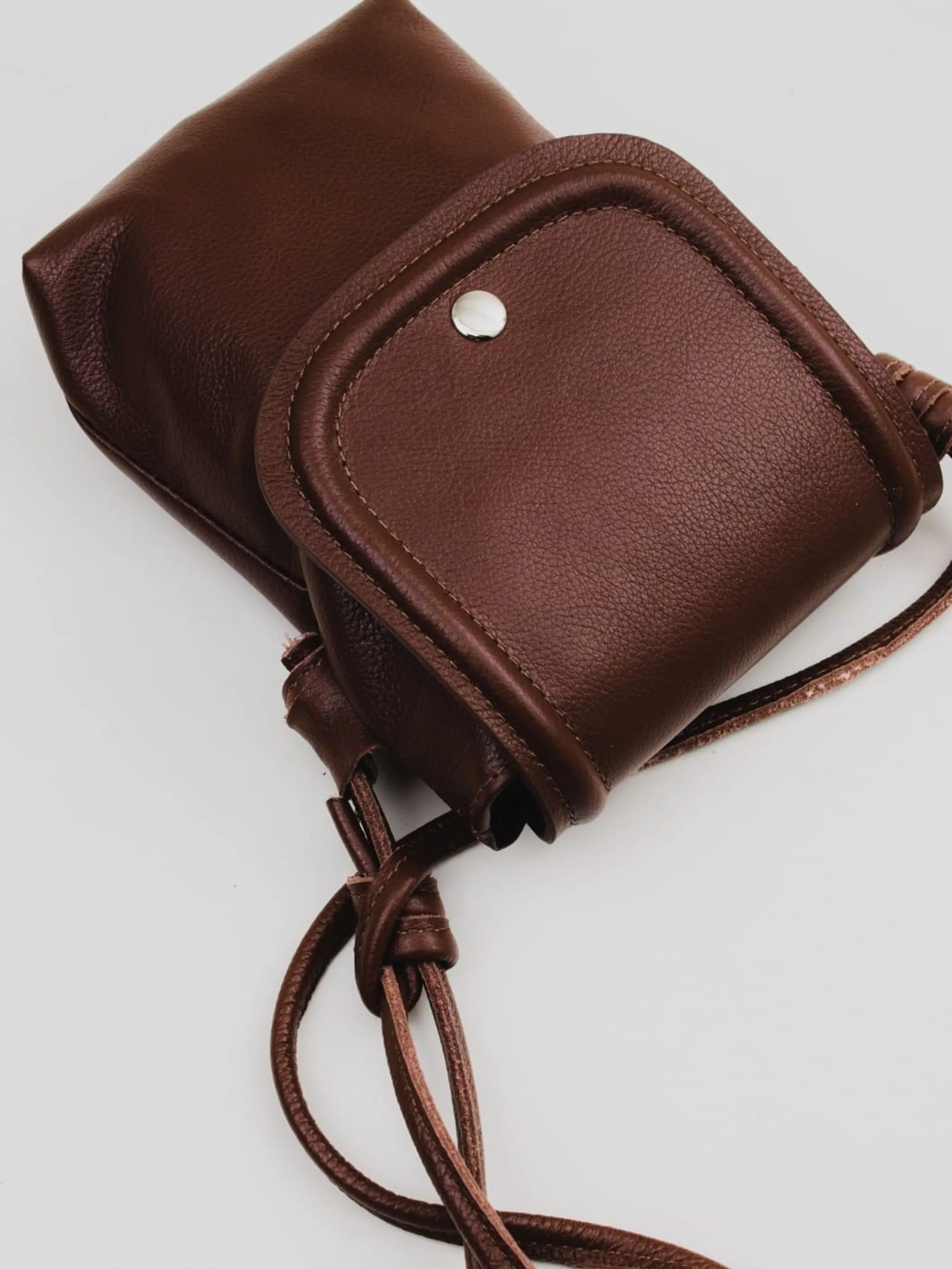 Porta celular em couro
