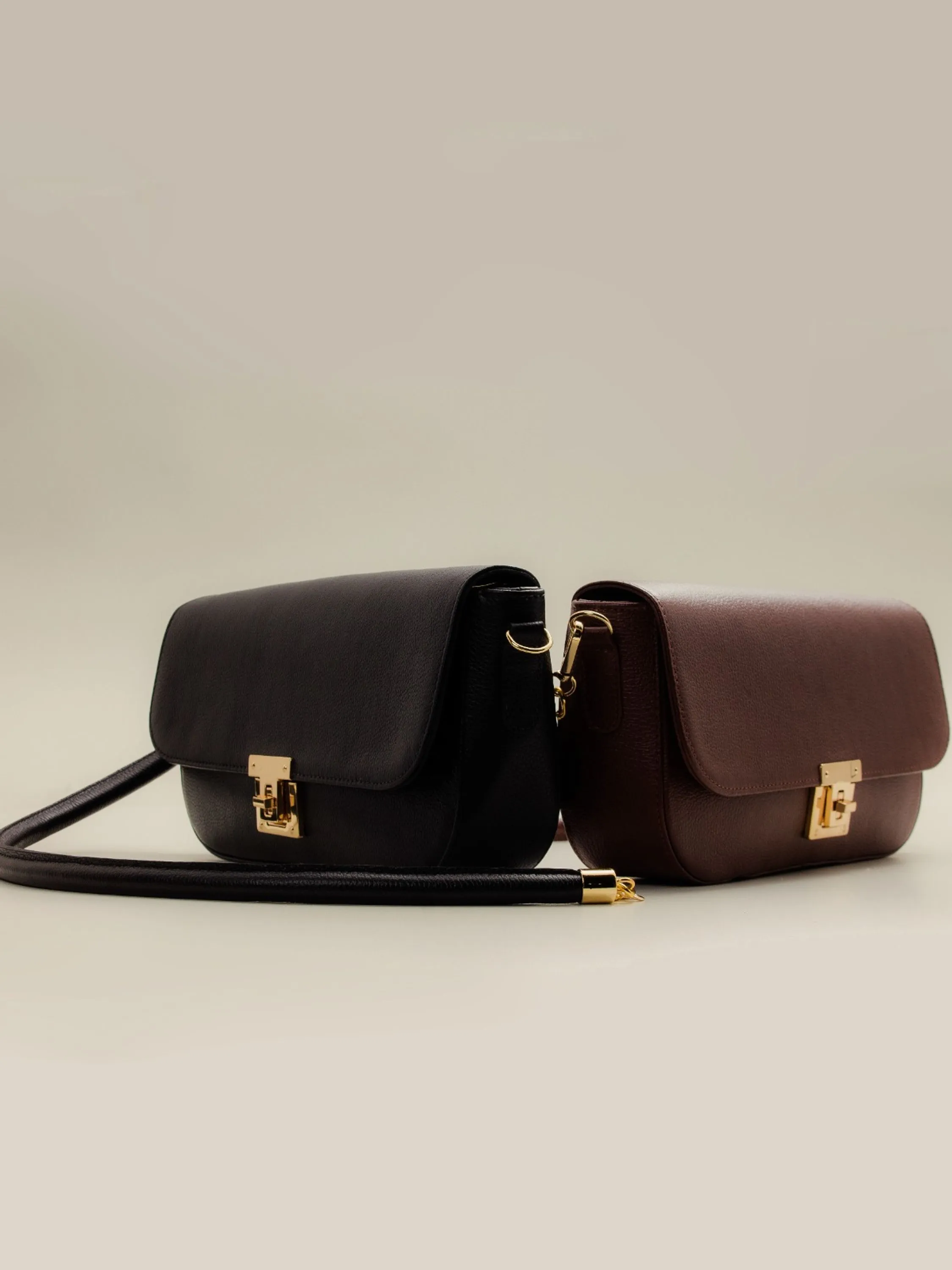 Bolsa baguete em couro liso 10850236