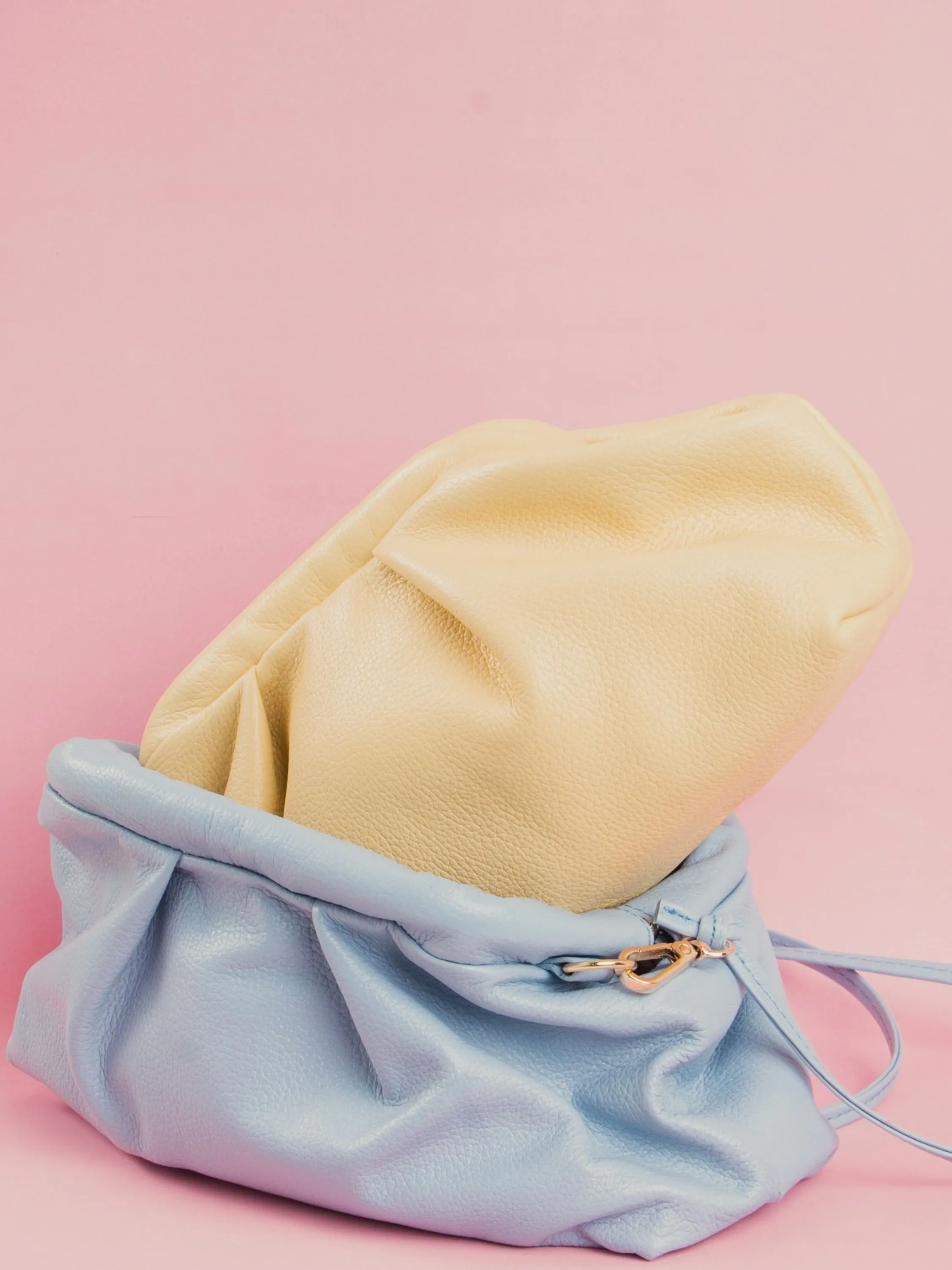 Mini bolsa em couro com efeito puff 10950148