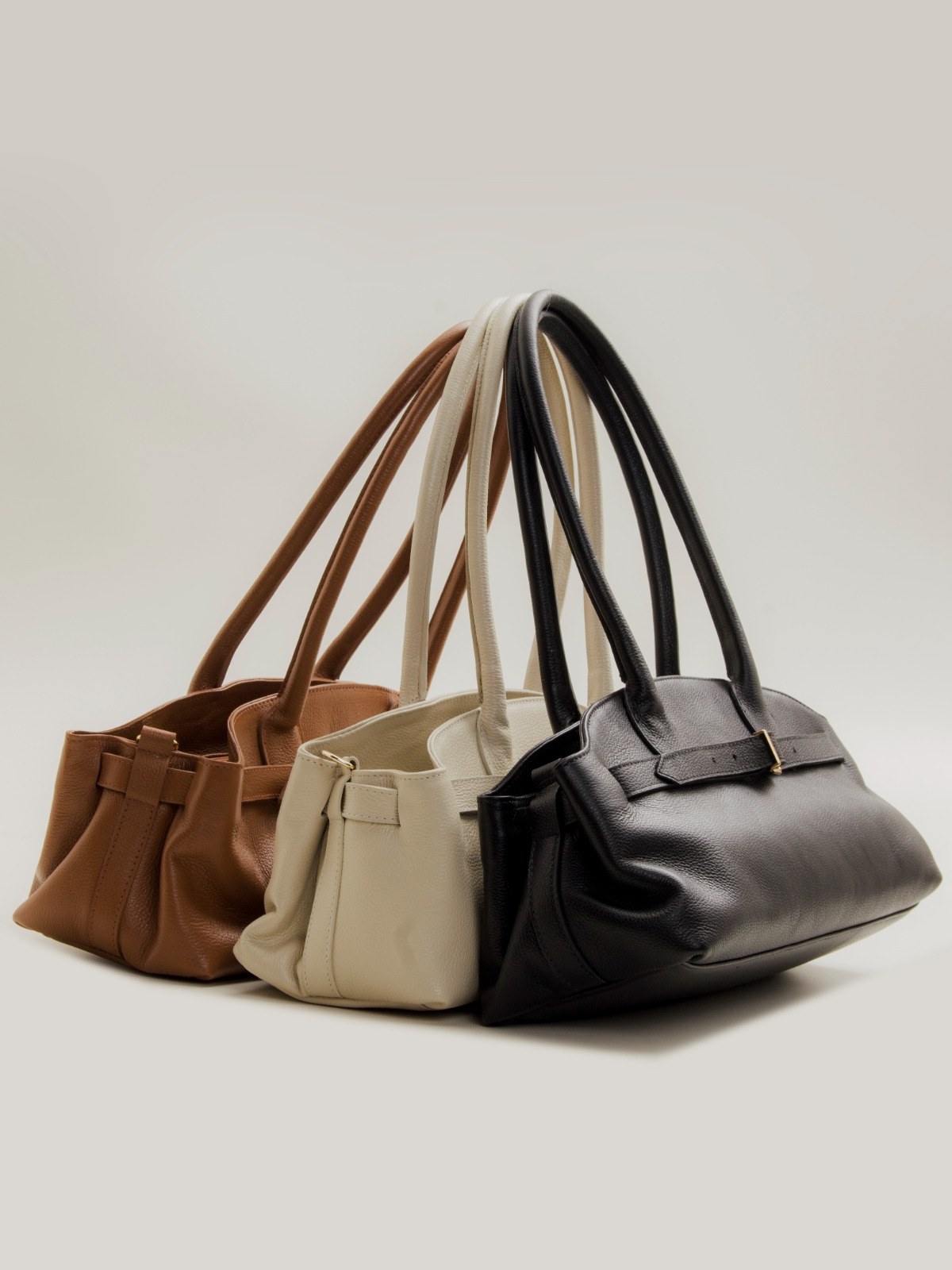 Bolsa de ombro em couro com alça comprida 10850296