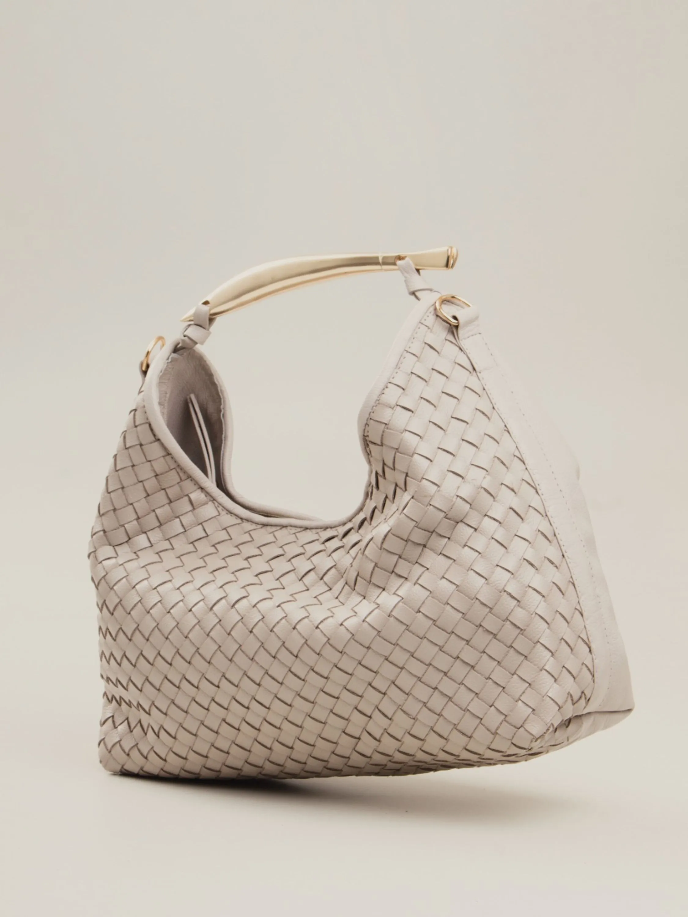 Bolsa em couro com acabamento tressê 10950299