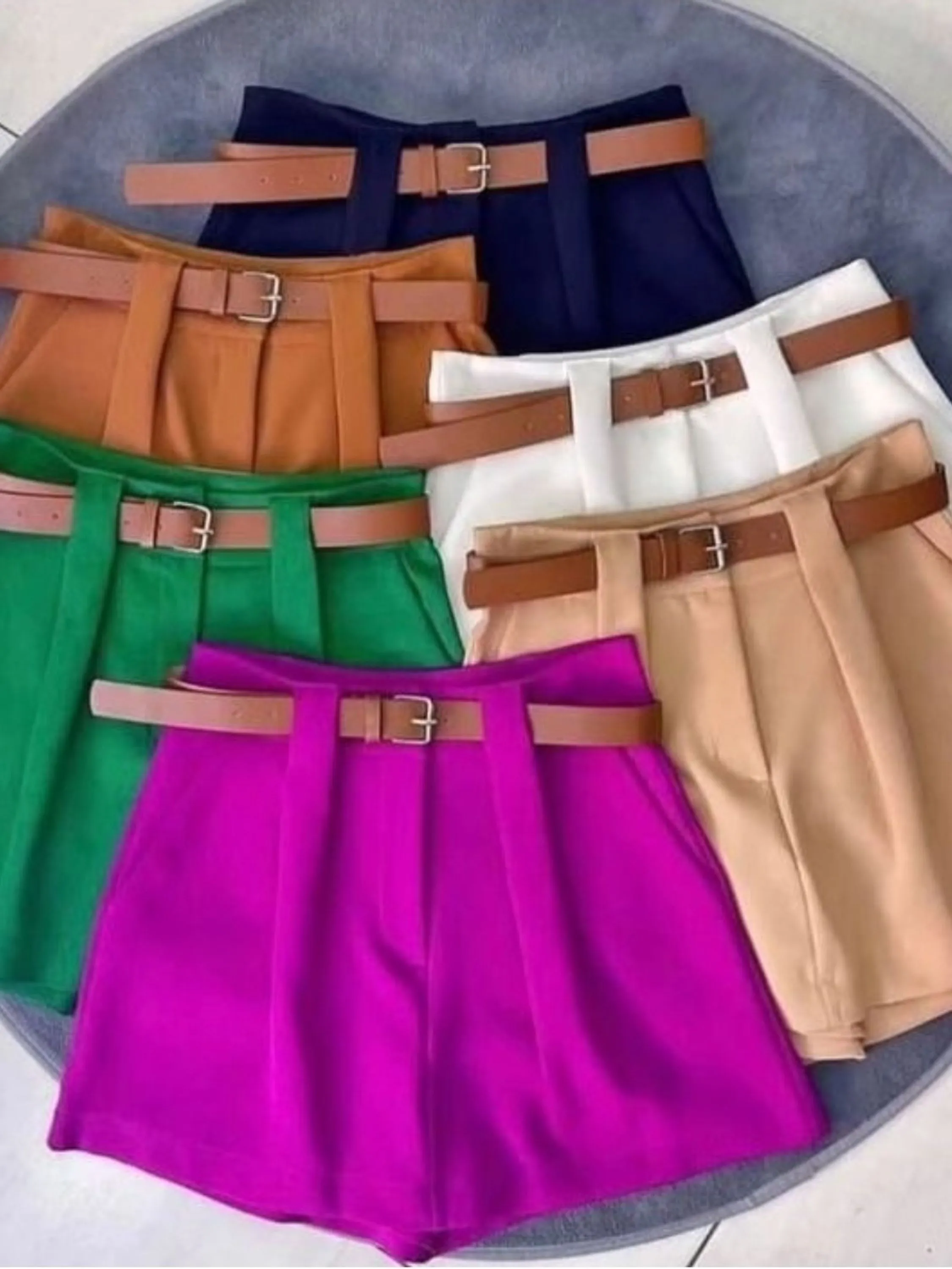 Short saia alfaiataria com cinto, possui bolso e zíper