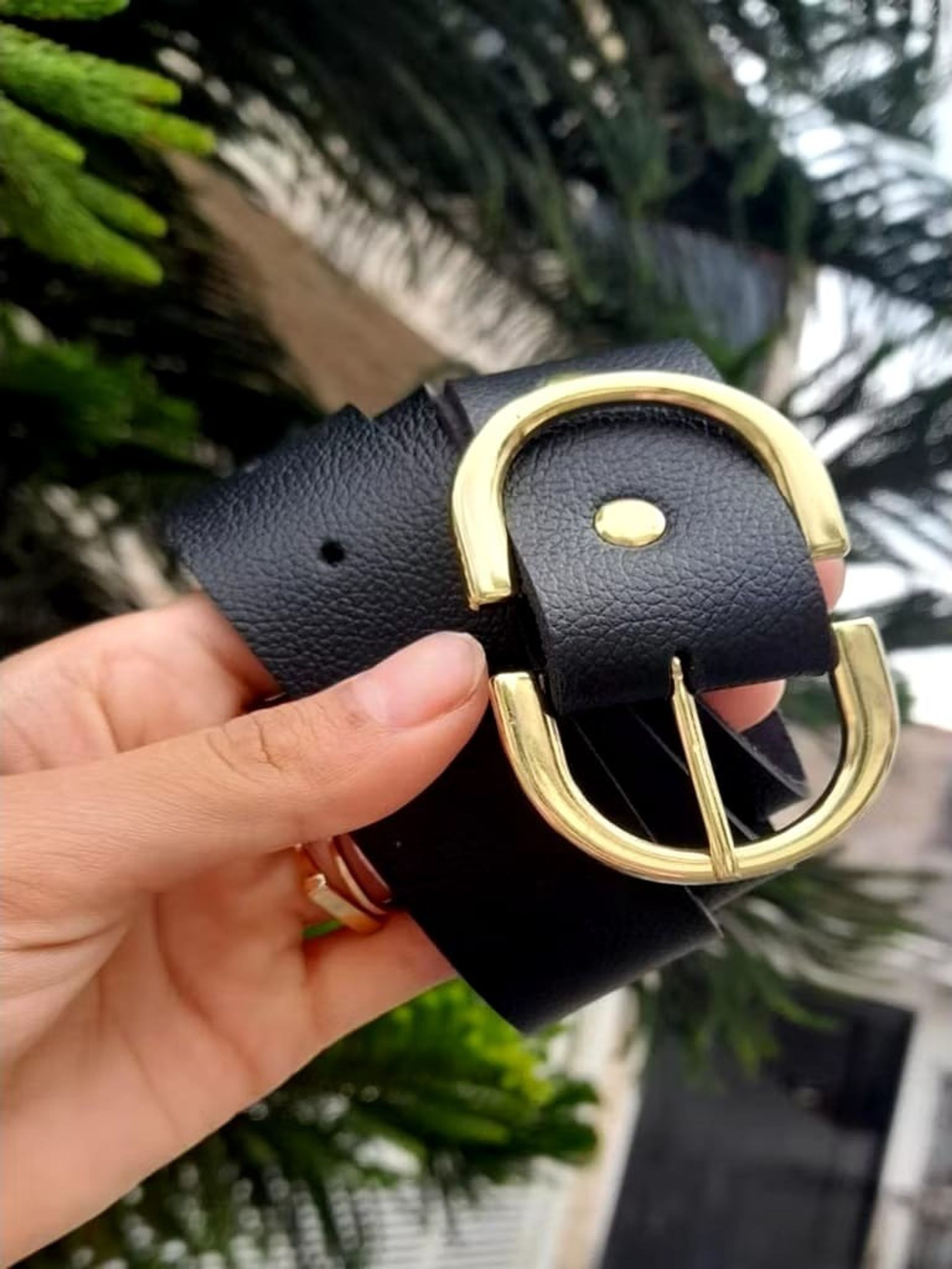 Cinto femenino com fivela invertida