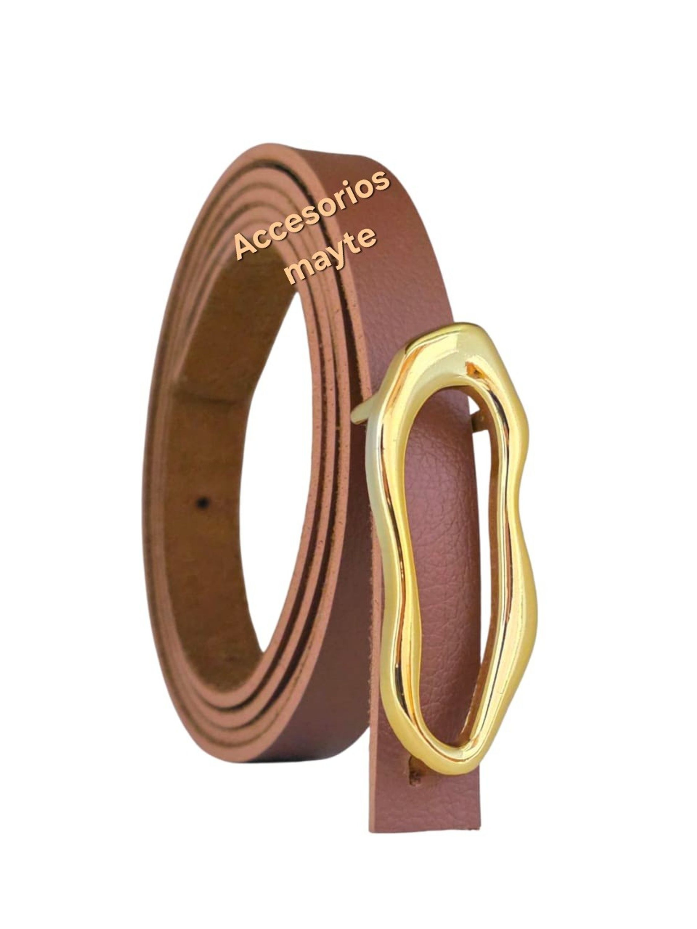 Cinto com fivela dourado modelo oval de moda