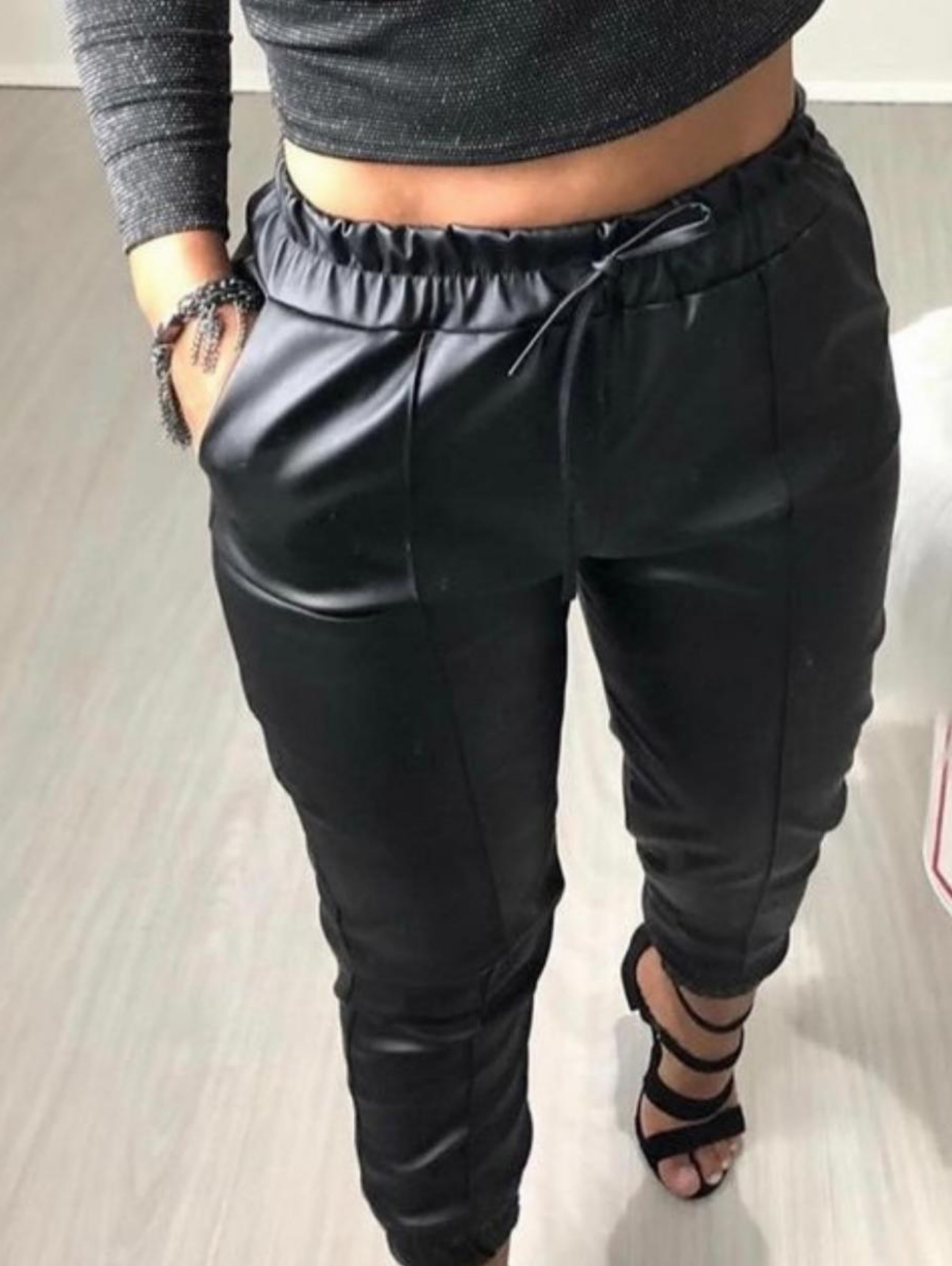 Calça jogger couro ecológico