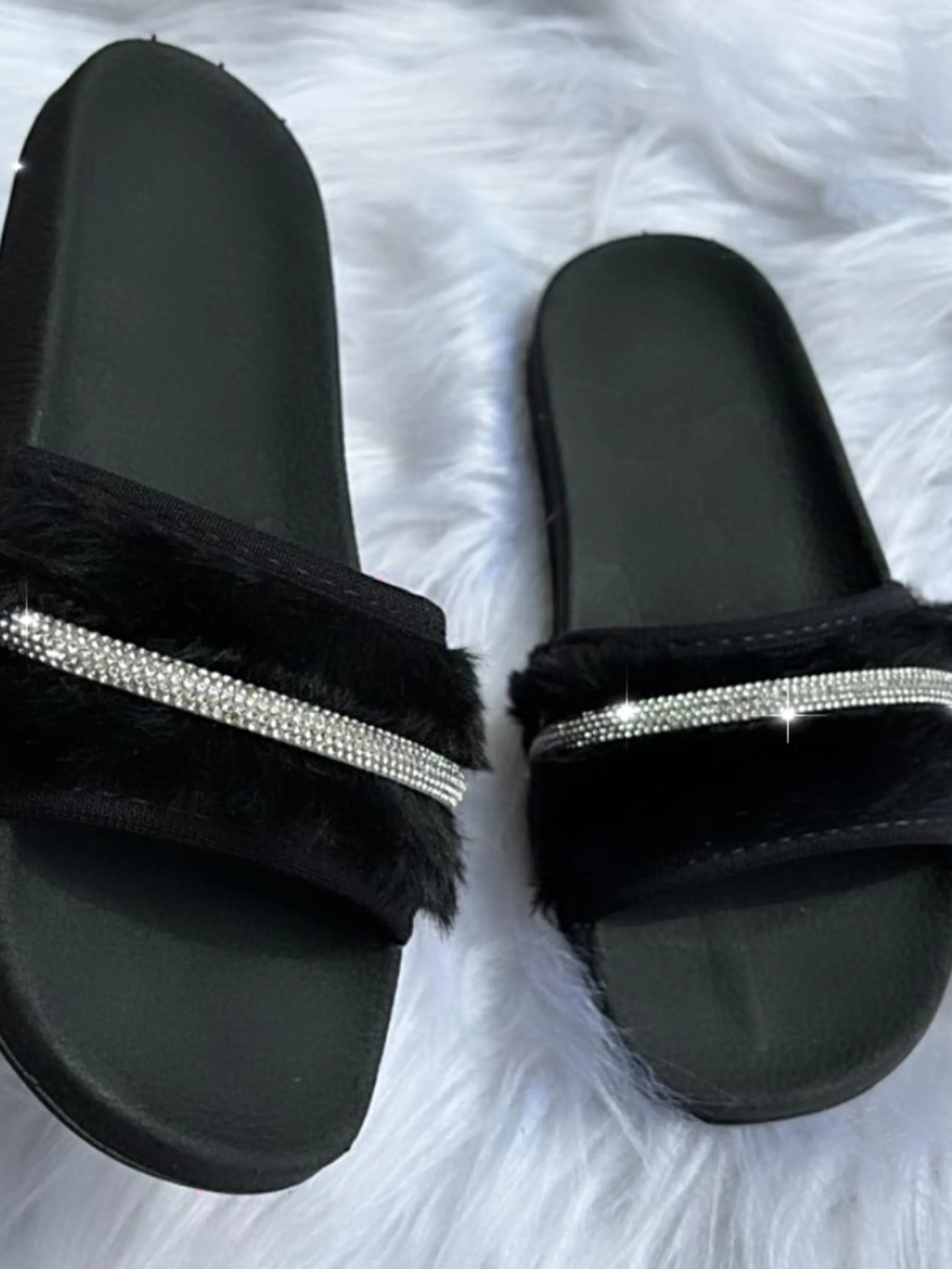 Chinelo slide pelinhos com strass