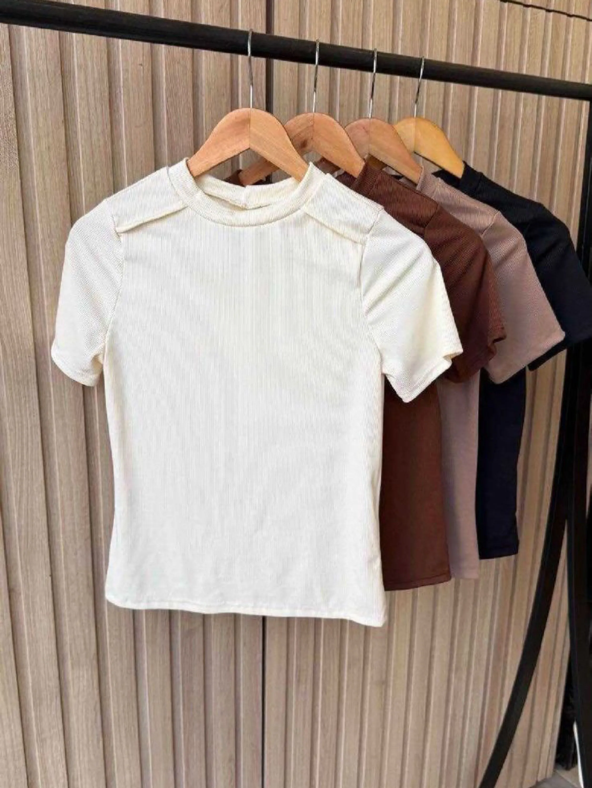 Blusa Feminina moderna em malha ribana