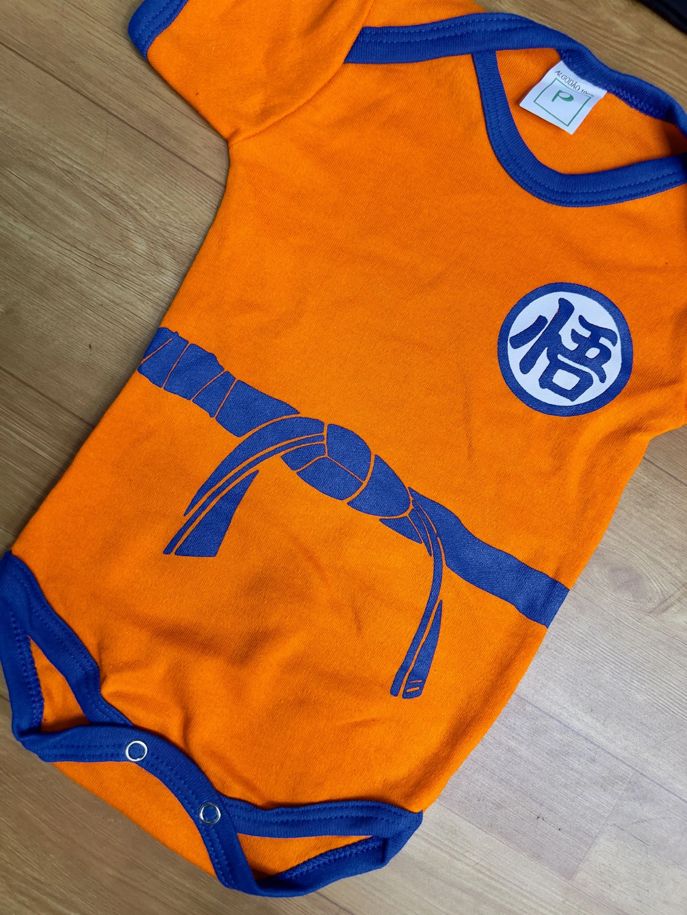 Body Bebê Goku com Boina Fantasia Dragon Ball Mesversário