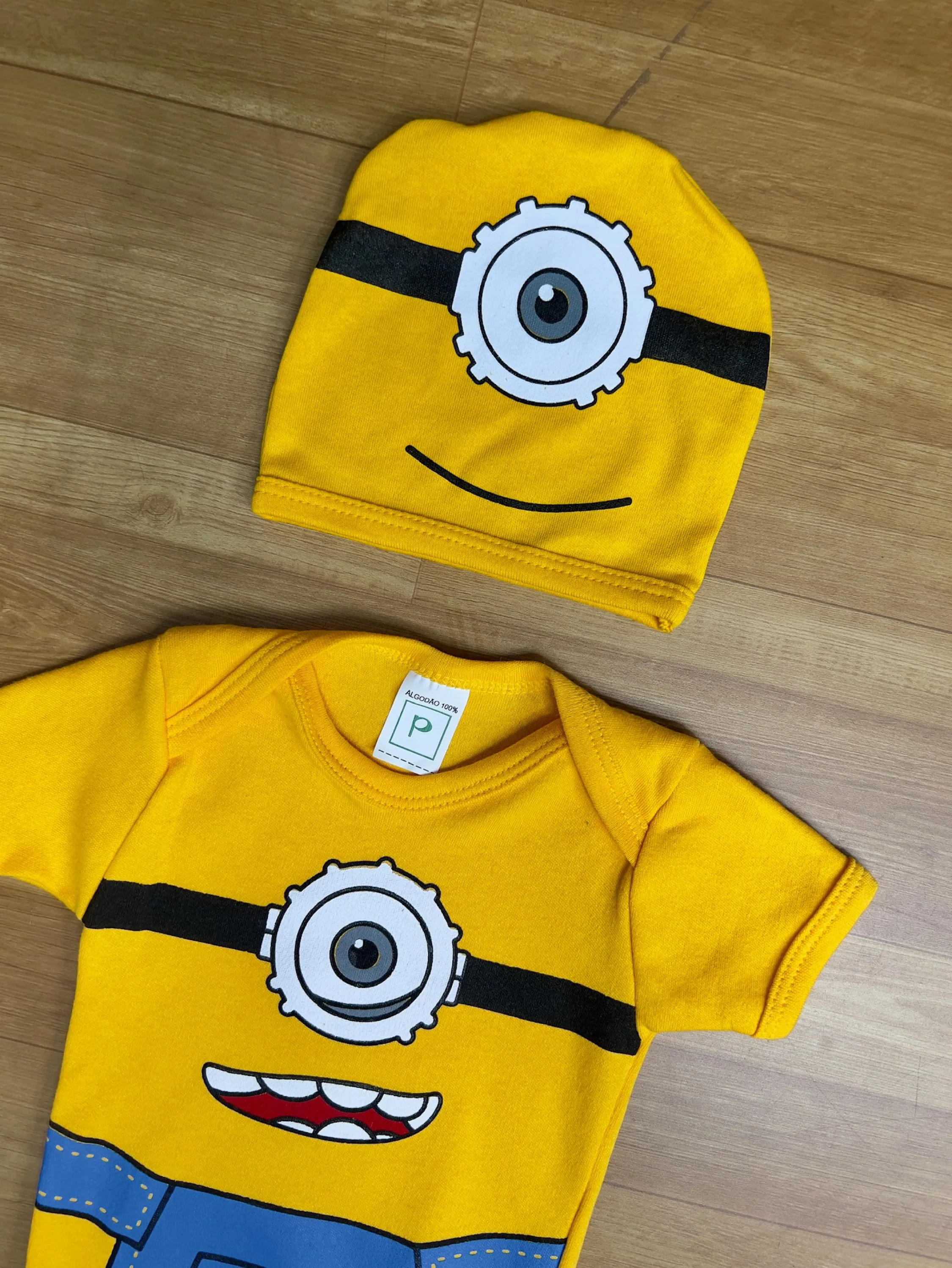 Body Bebê Minions com Touca Fantasia Festa Mesversário