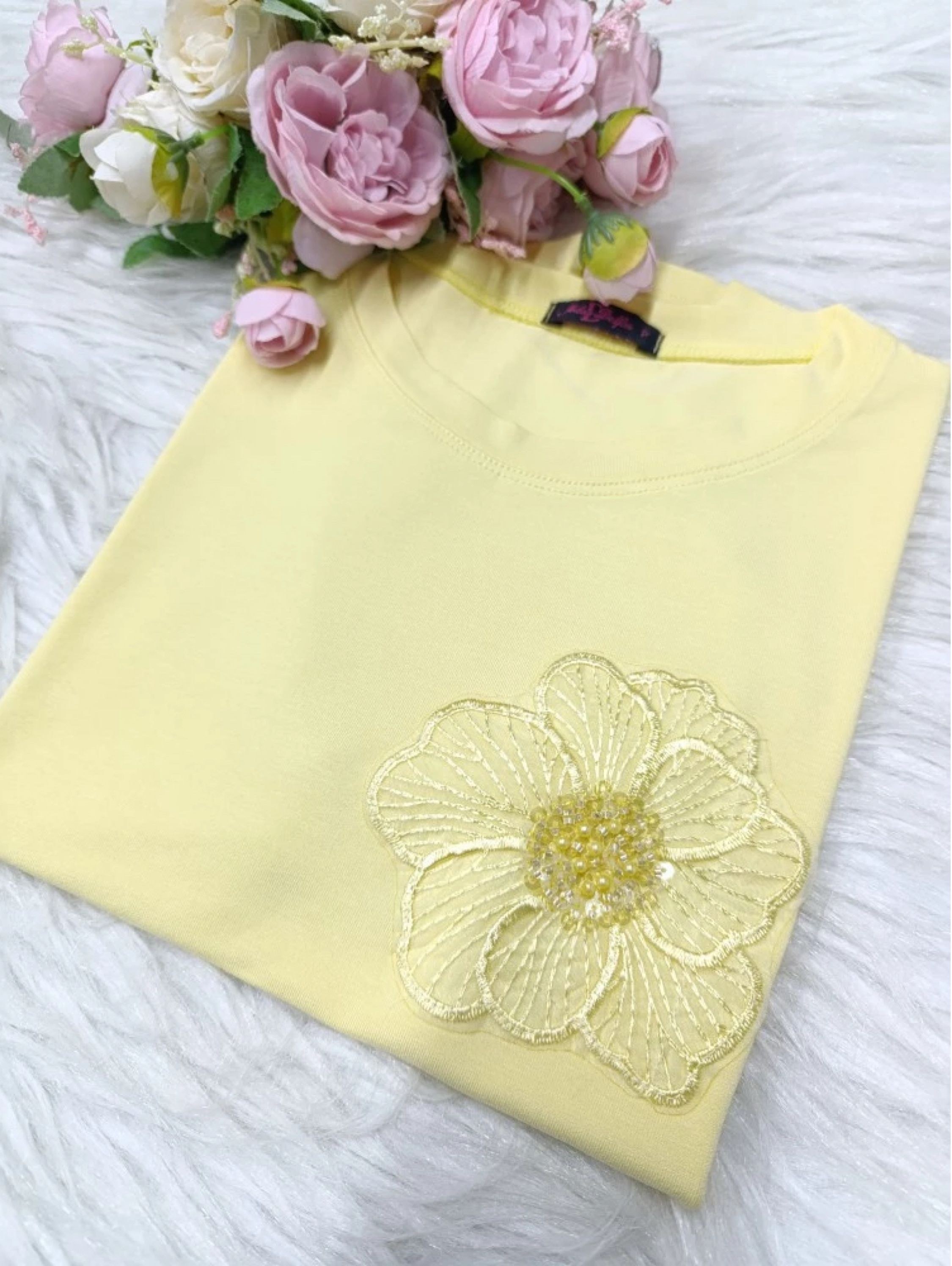 T-shirt Aurora com Trabalhado em Flor