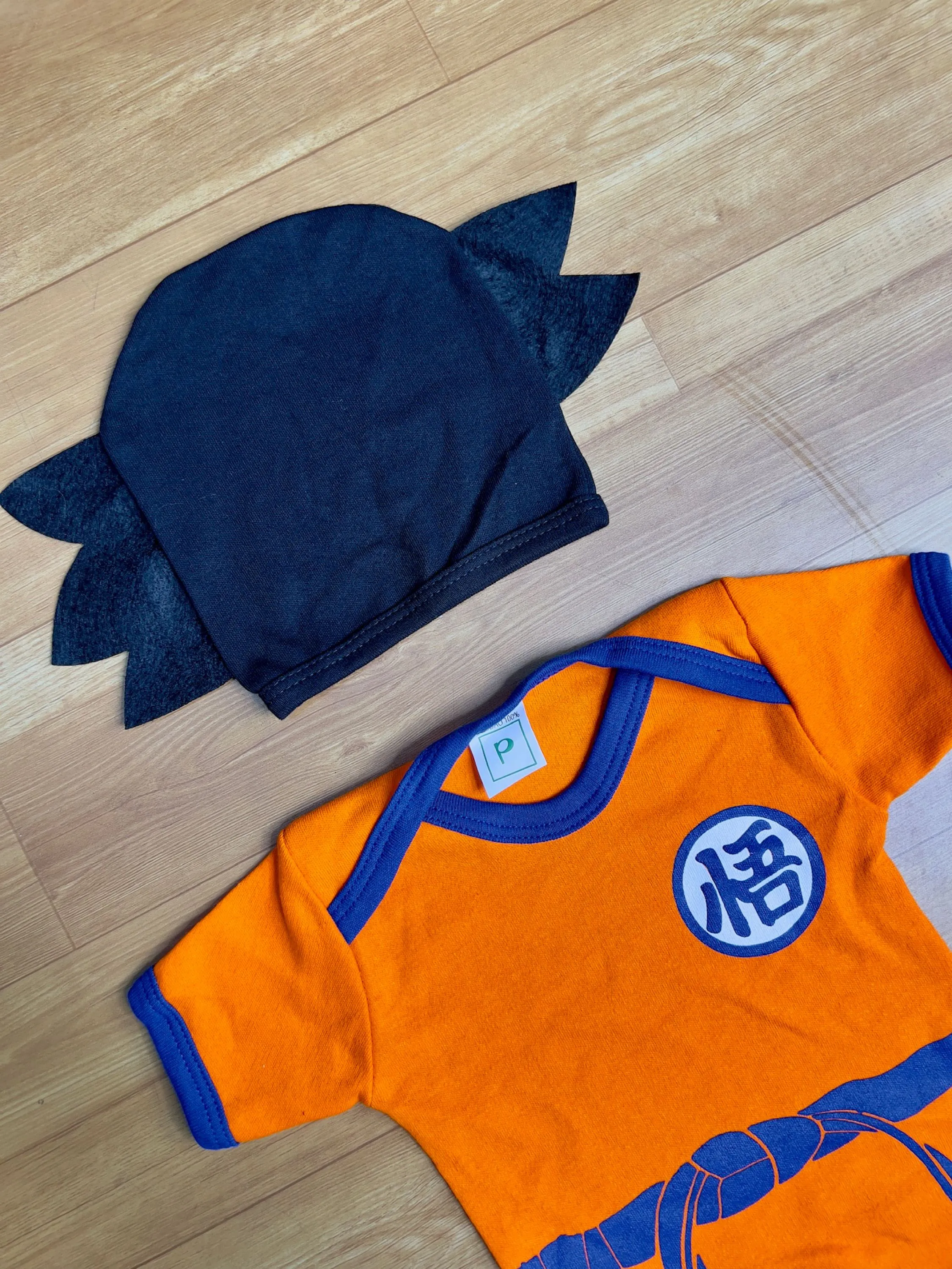 Body Bebê Goku com Touca Fantasia Dragon Ball Mesversário