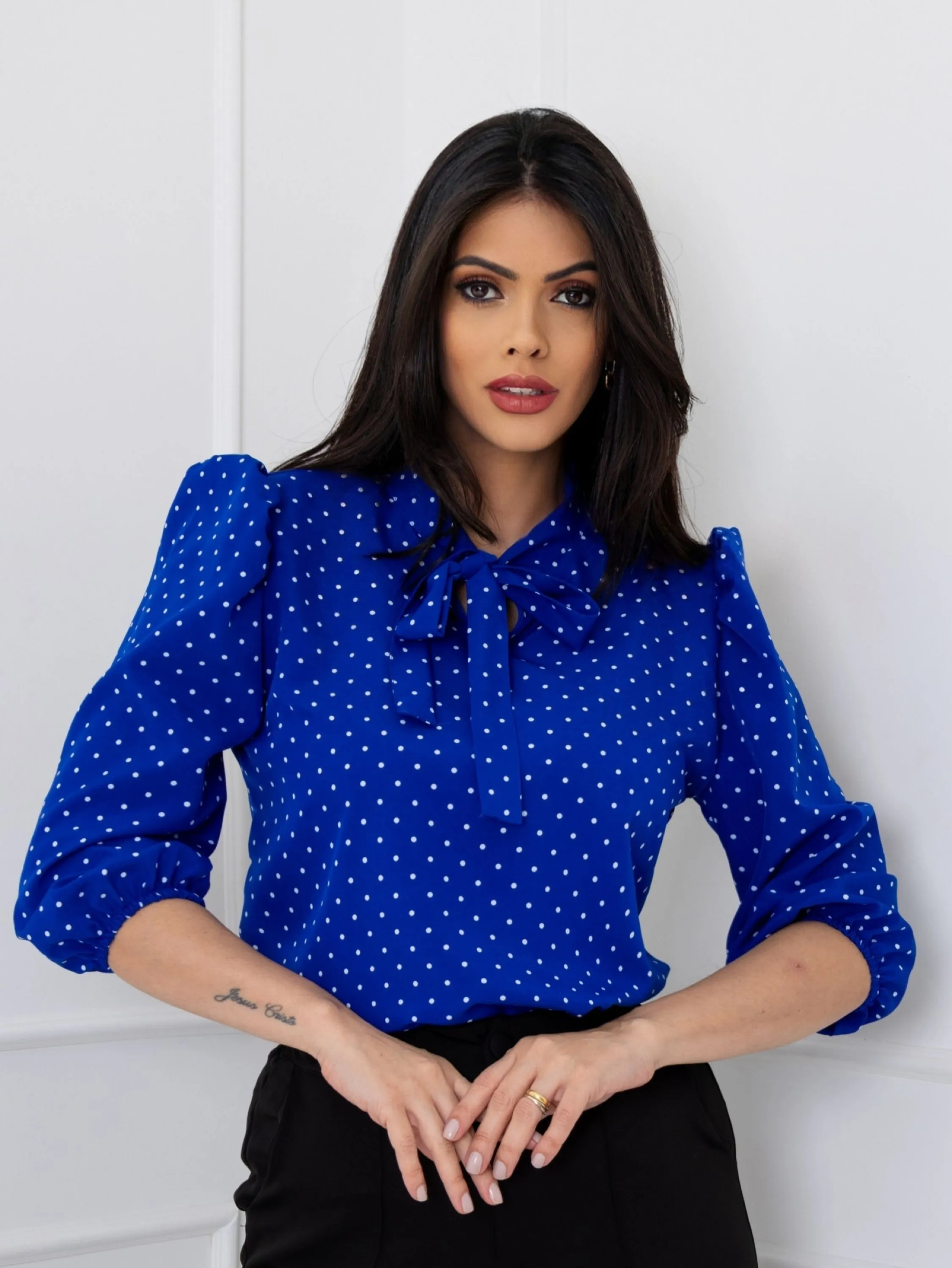 blusa de bolinha gola laco manga 3/4 tecido crepinho