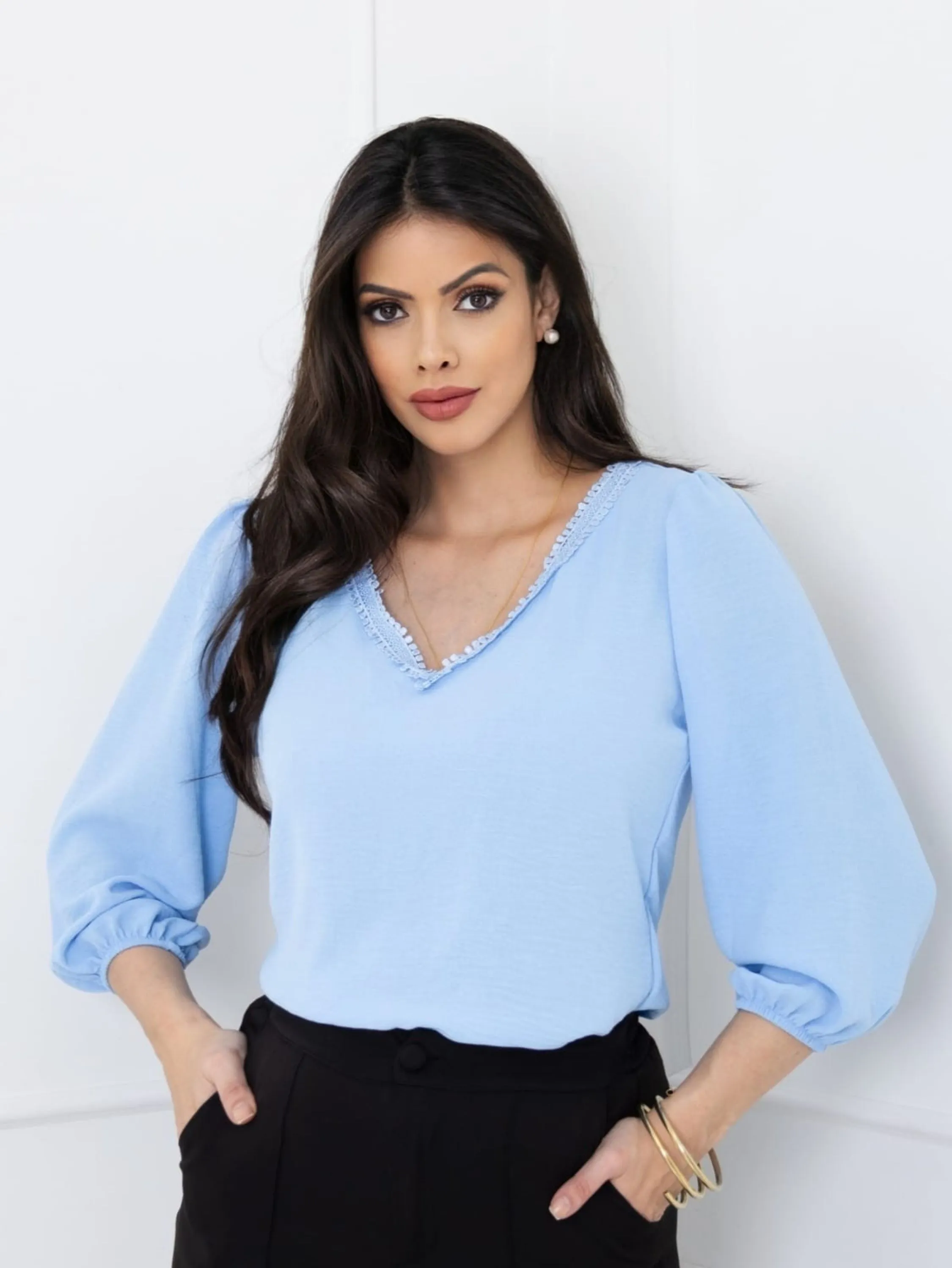blusa feminina elegante gola V com renda tecido duna
