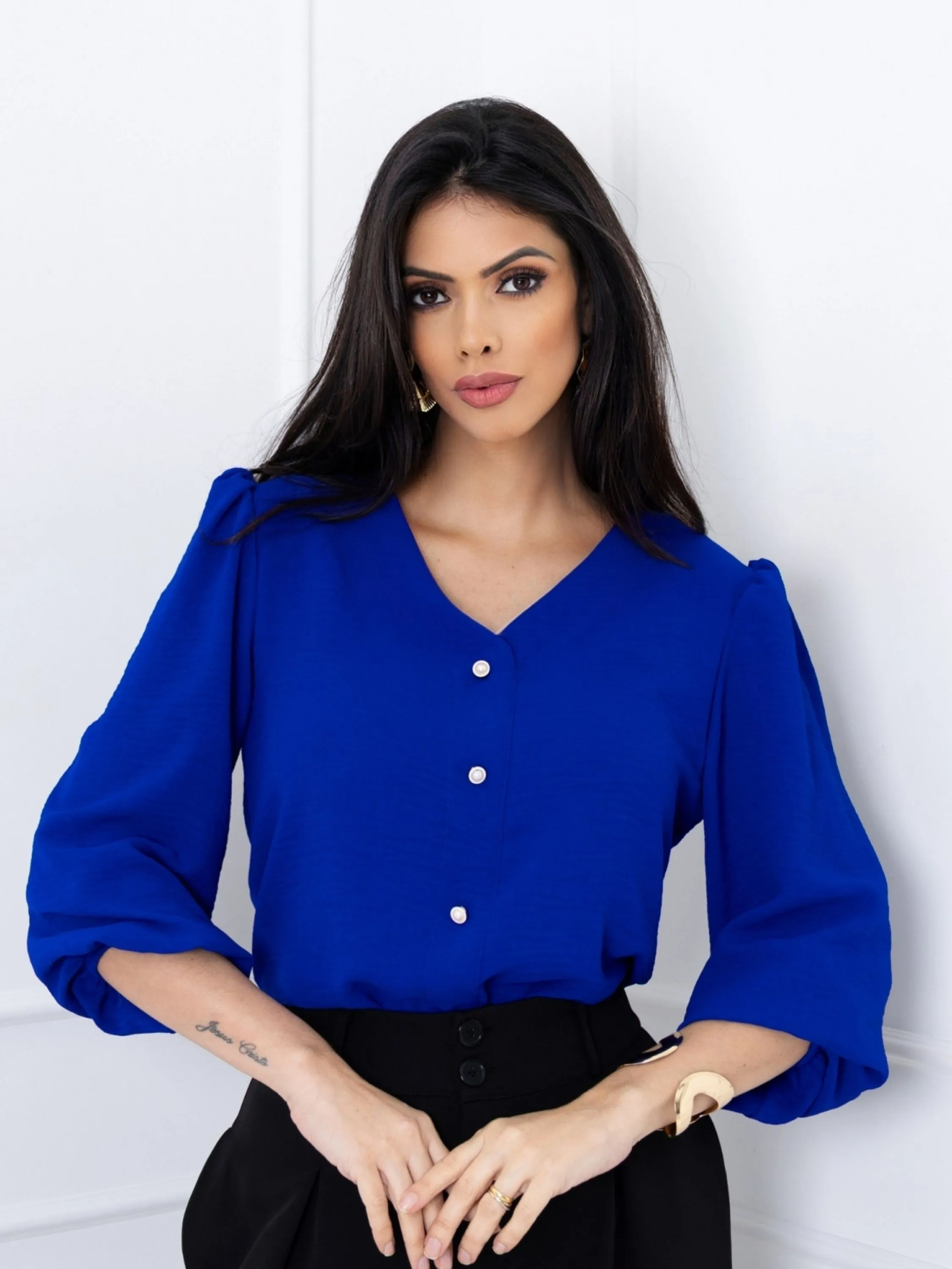 blusa feminina com botao frente manga 3/4 tecido duna