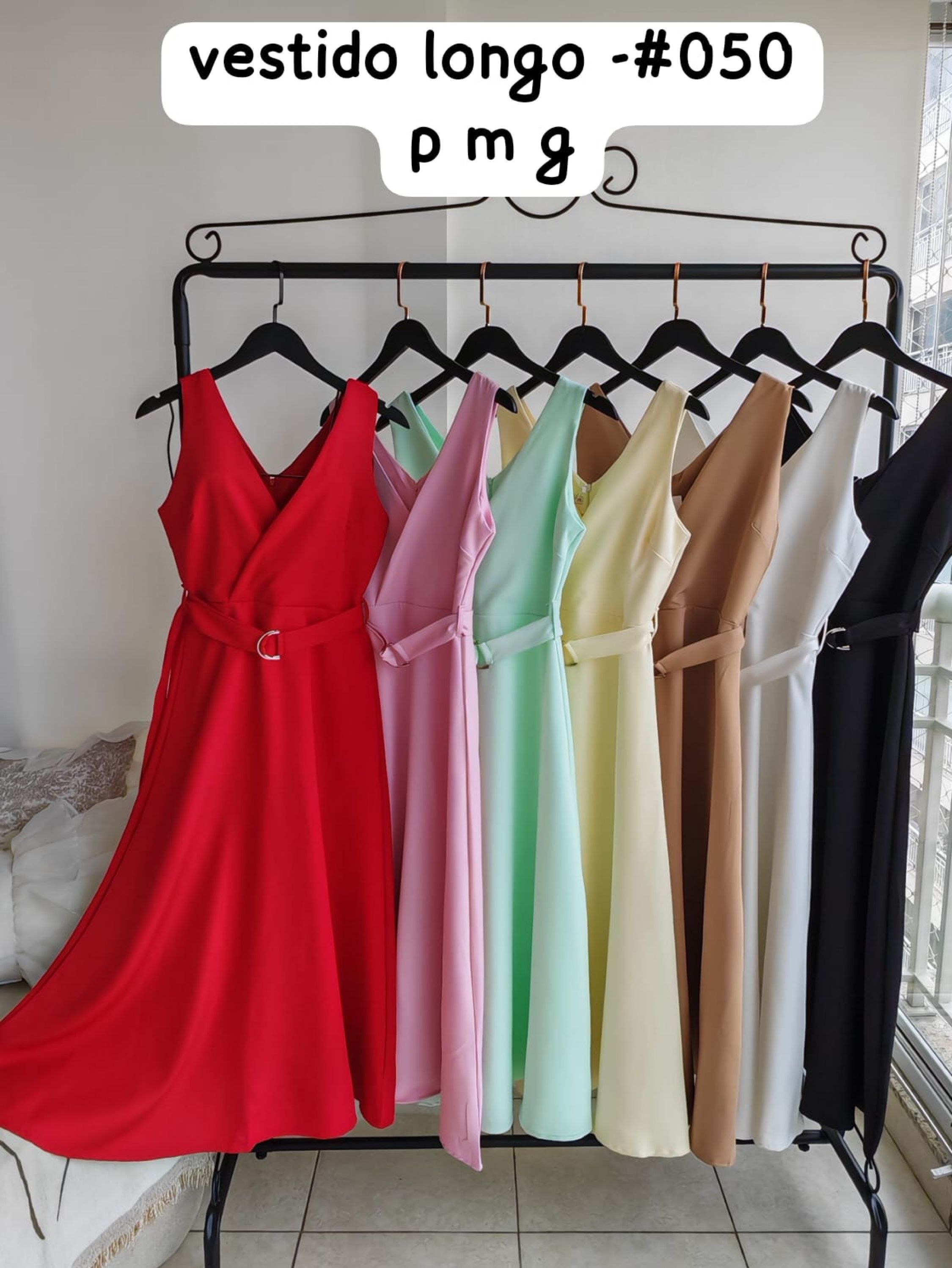 vestido longo de alfaiataria com cinto vermelho