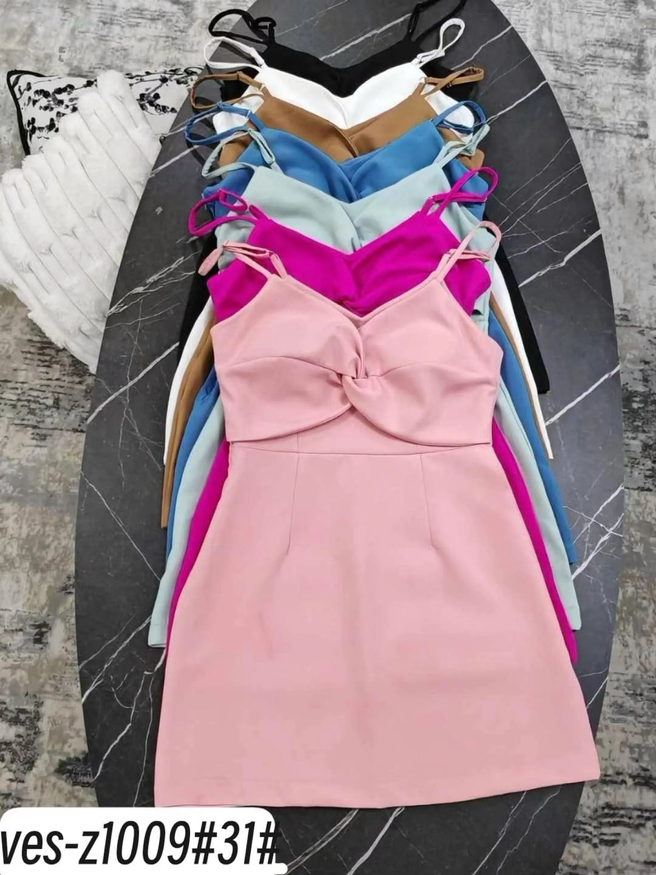Vestido fofo de alça com bojo de alfaiataria