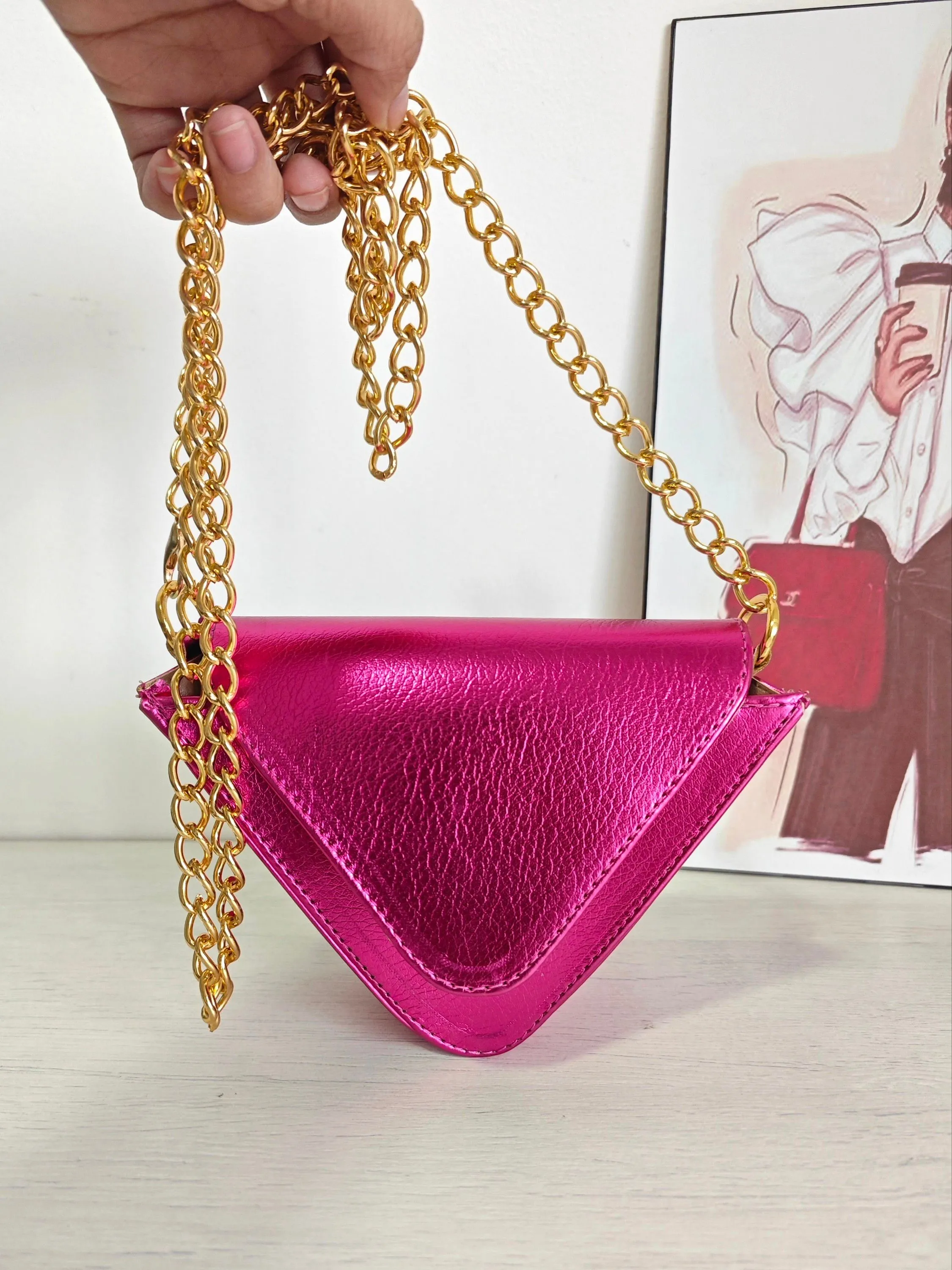 Bolsa de festa triangular Bolsa com aba de couro envernizado com alça de aba e corrente de bolsa crossbody