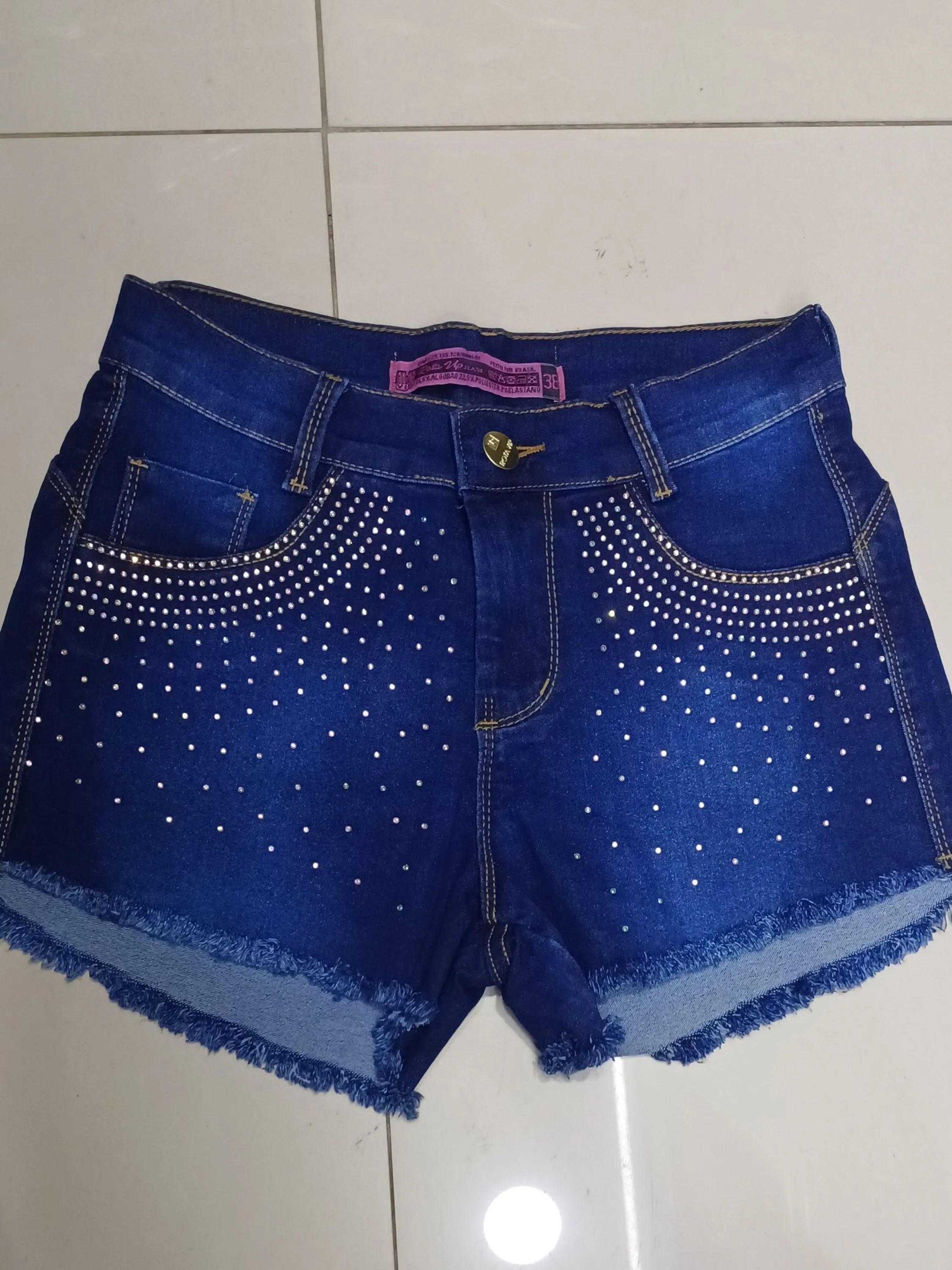 Short com detalhes de brilho