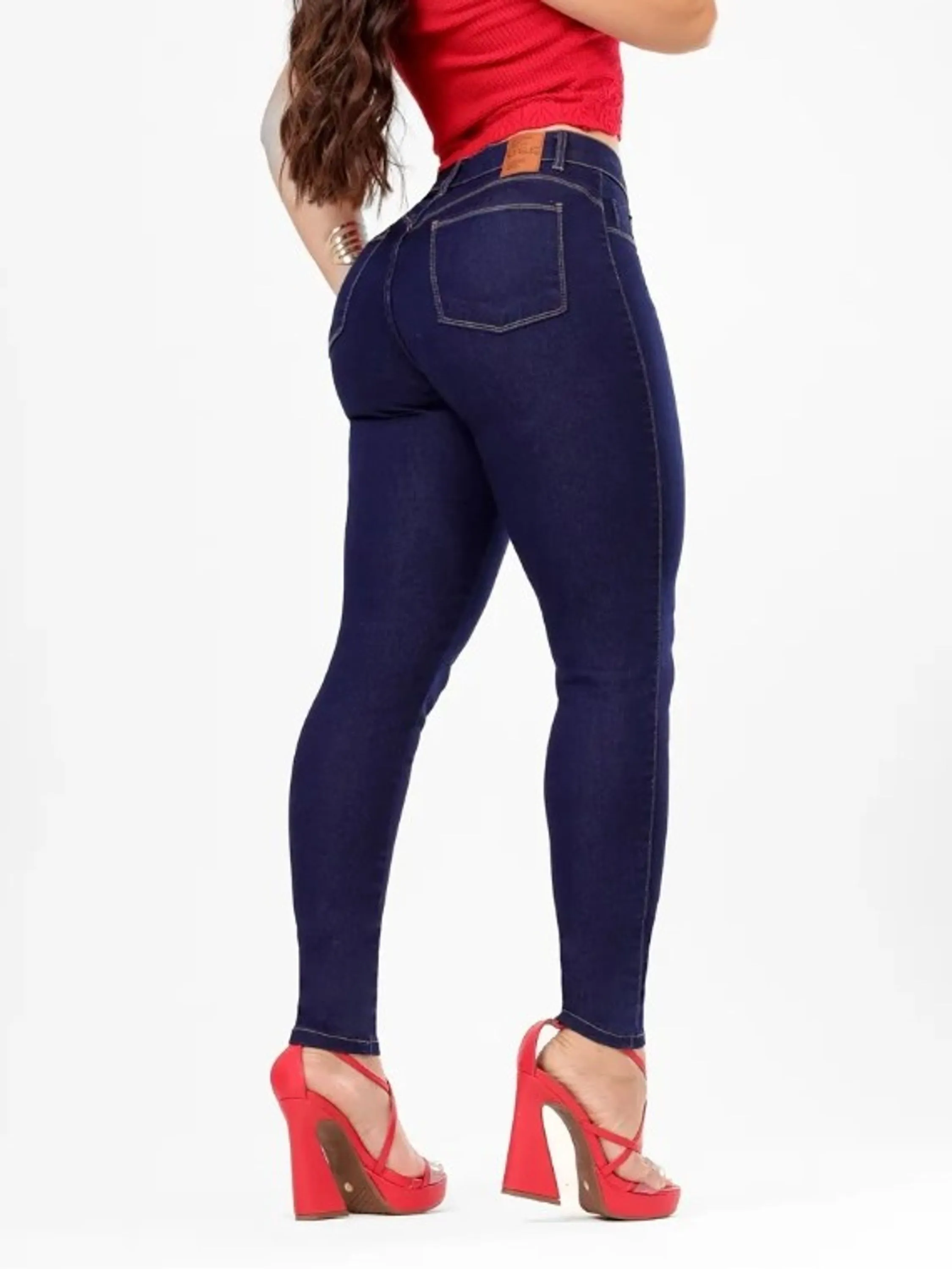 Calça jeans feminina escura lisa