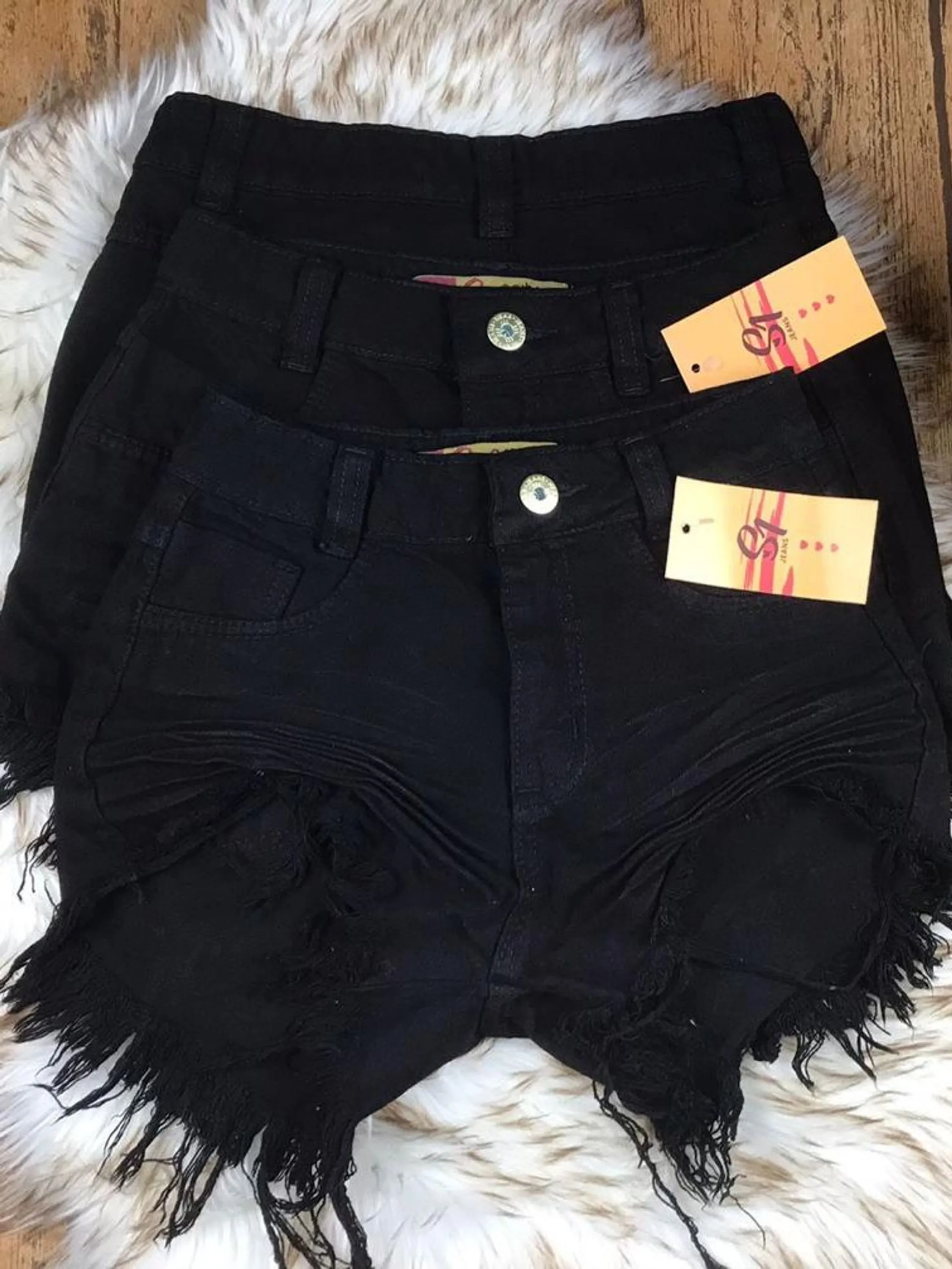 Short jeans preto desfiado