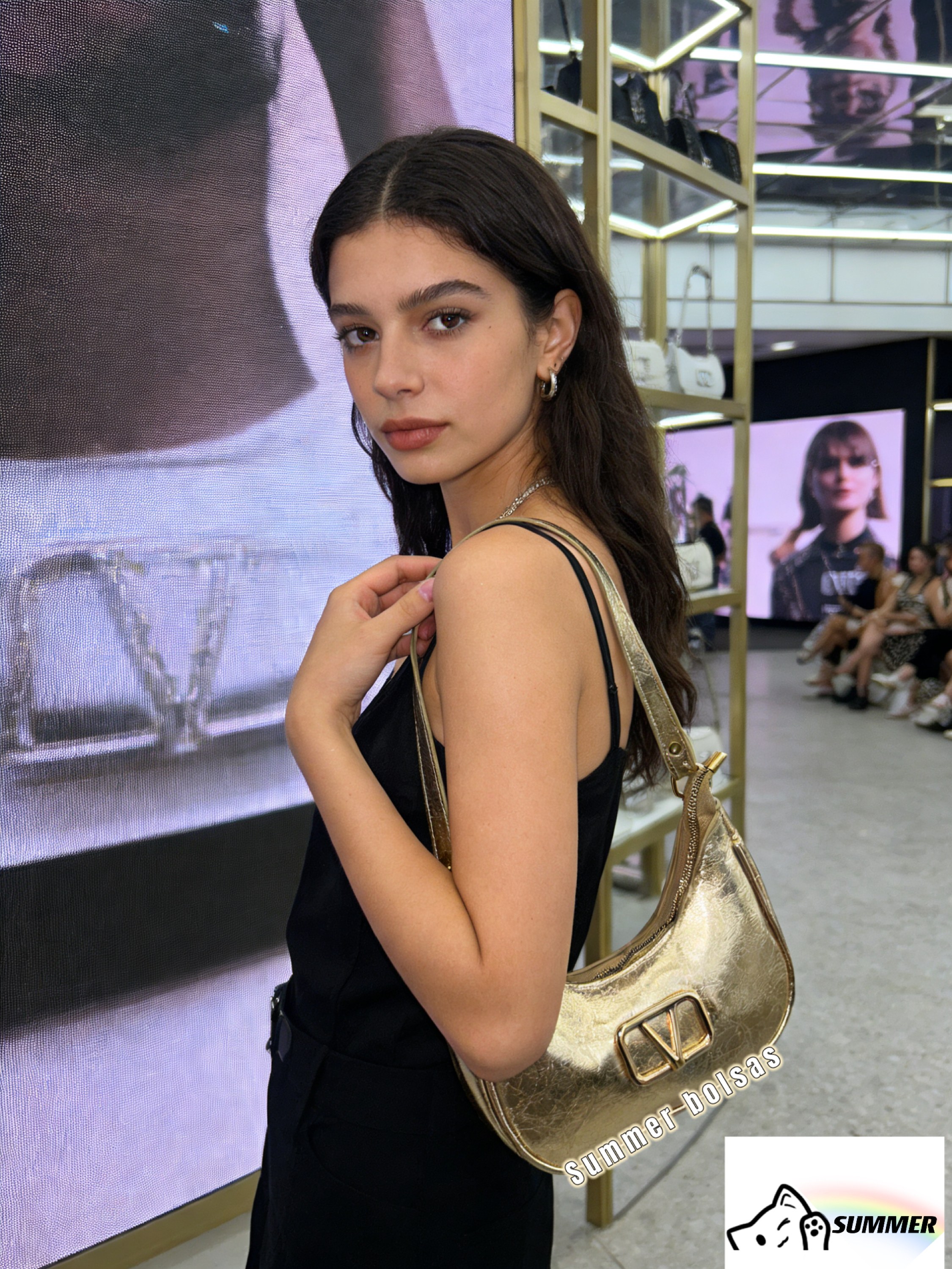 Bolsa meia lua metalizada com Letra V AL-1412