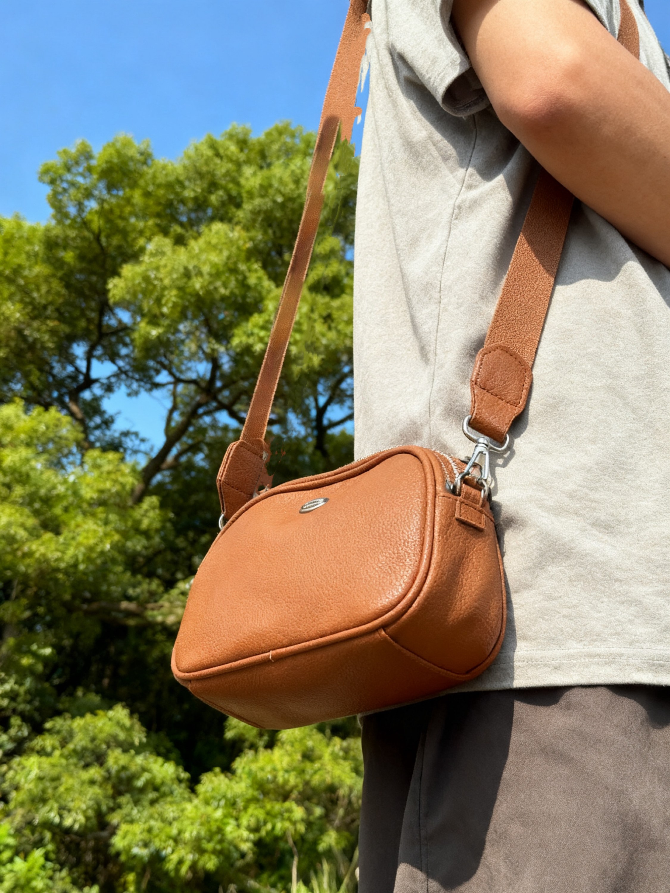 Bolsa básica com 3 zíperes e alça comprida AL-822