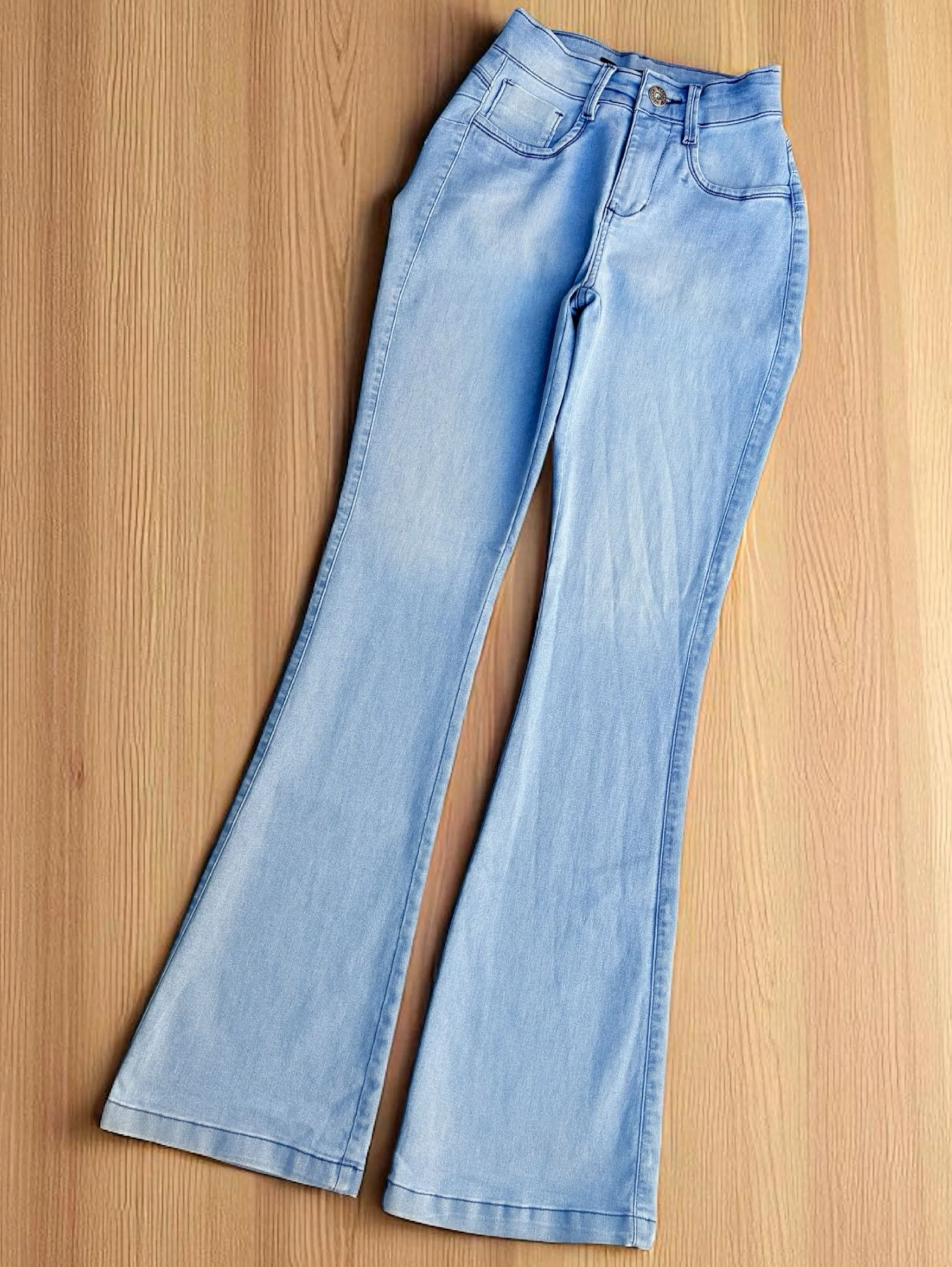 Calca Flare feminina clara com lycra
