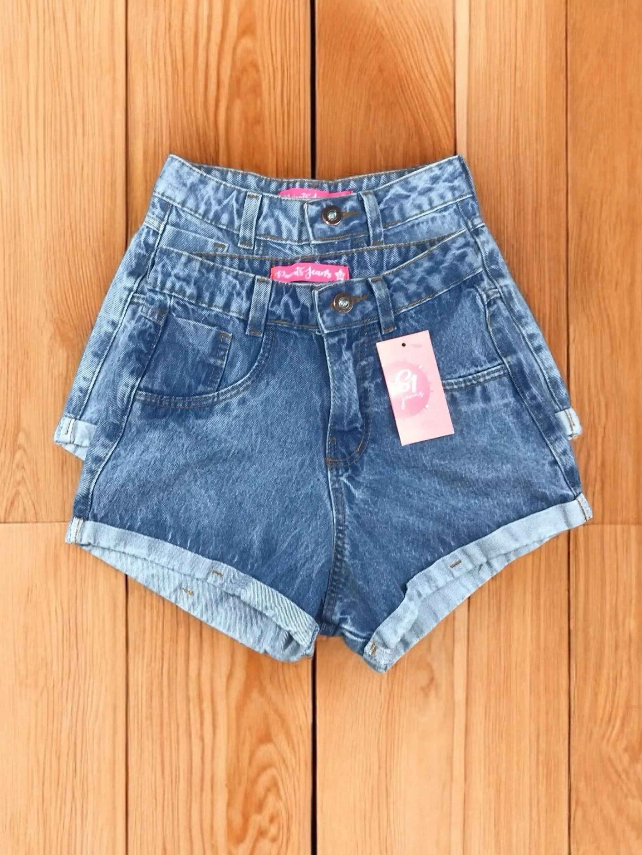 Short jeans feminino lisa barra dobrado