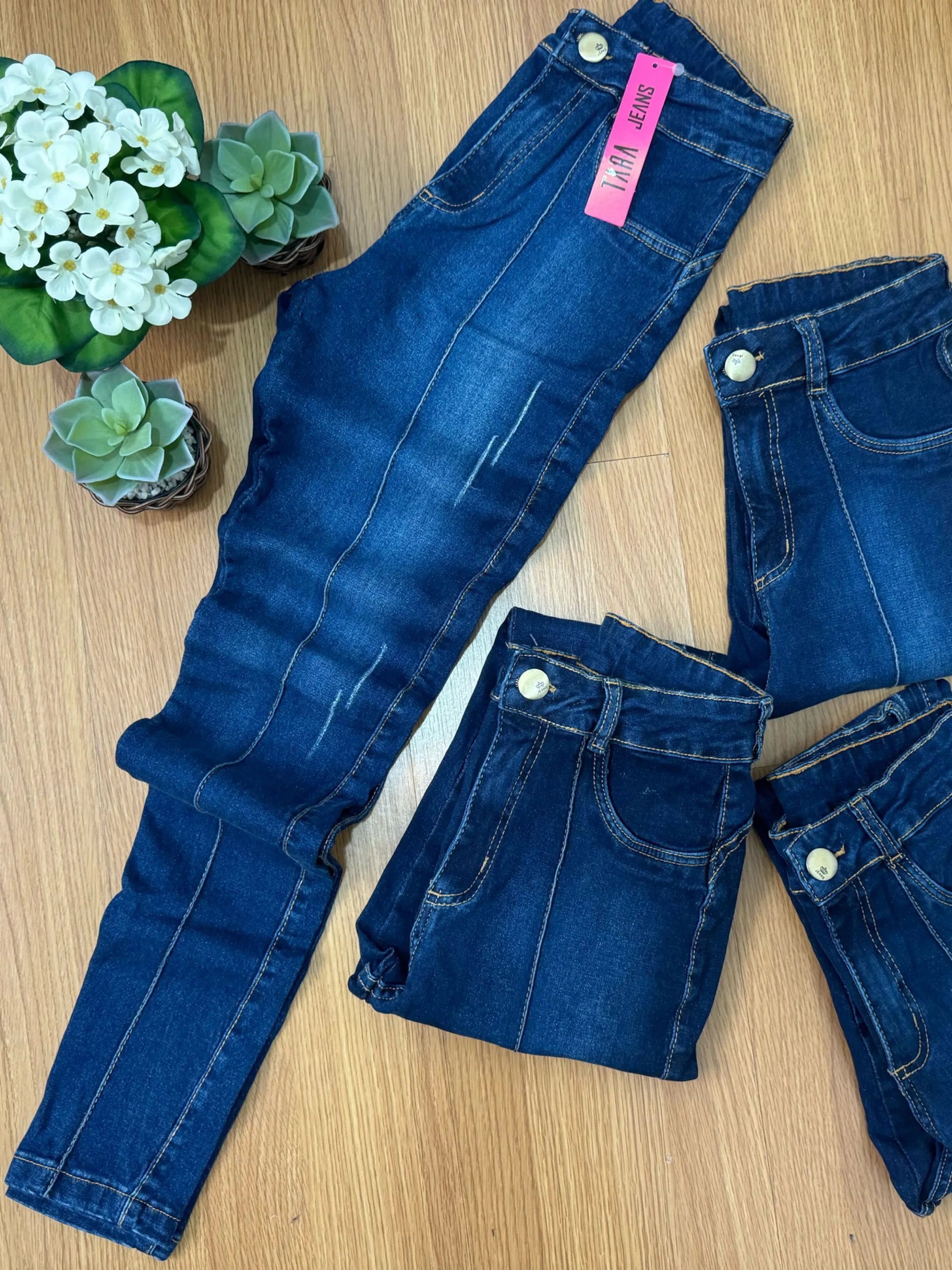 Calca jeans bastante lycra escura custura no meio