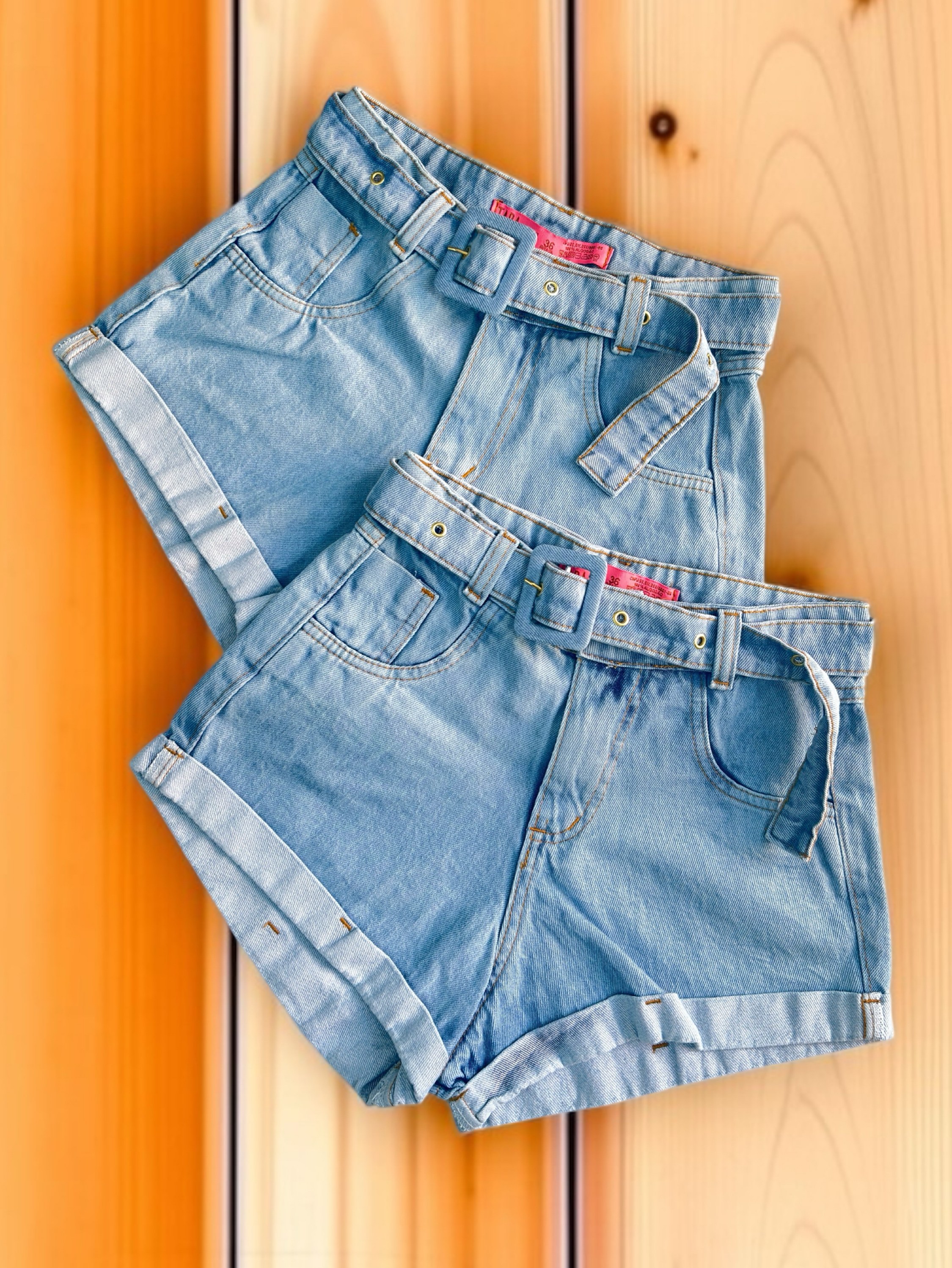 Short jeans feminino com cinto Clara barra dobrado