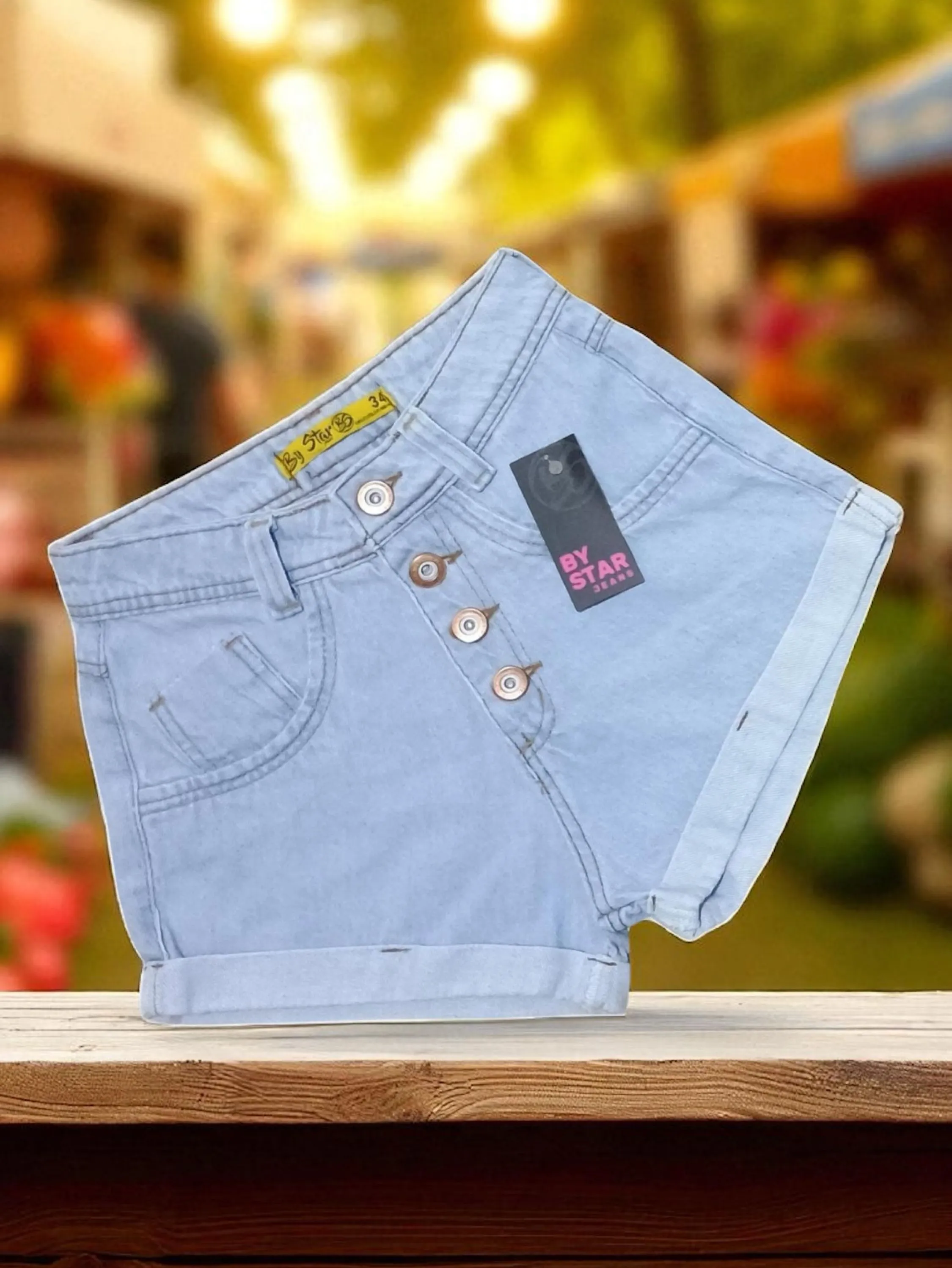 Short jeans feminina clara com várias botoes