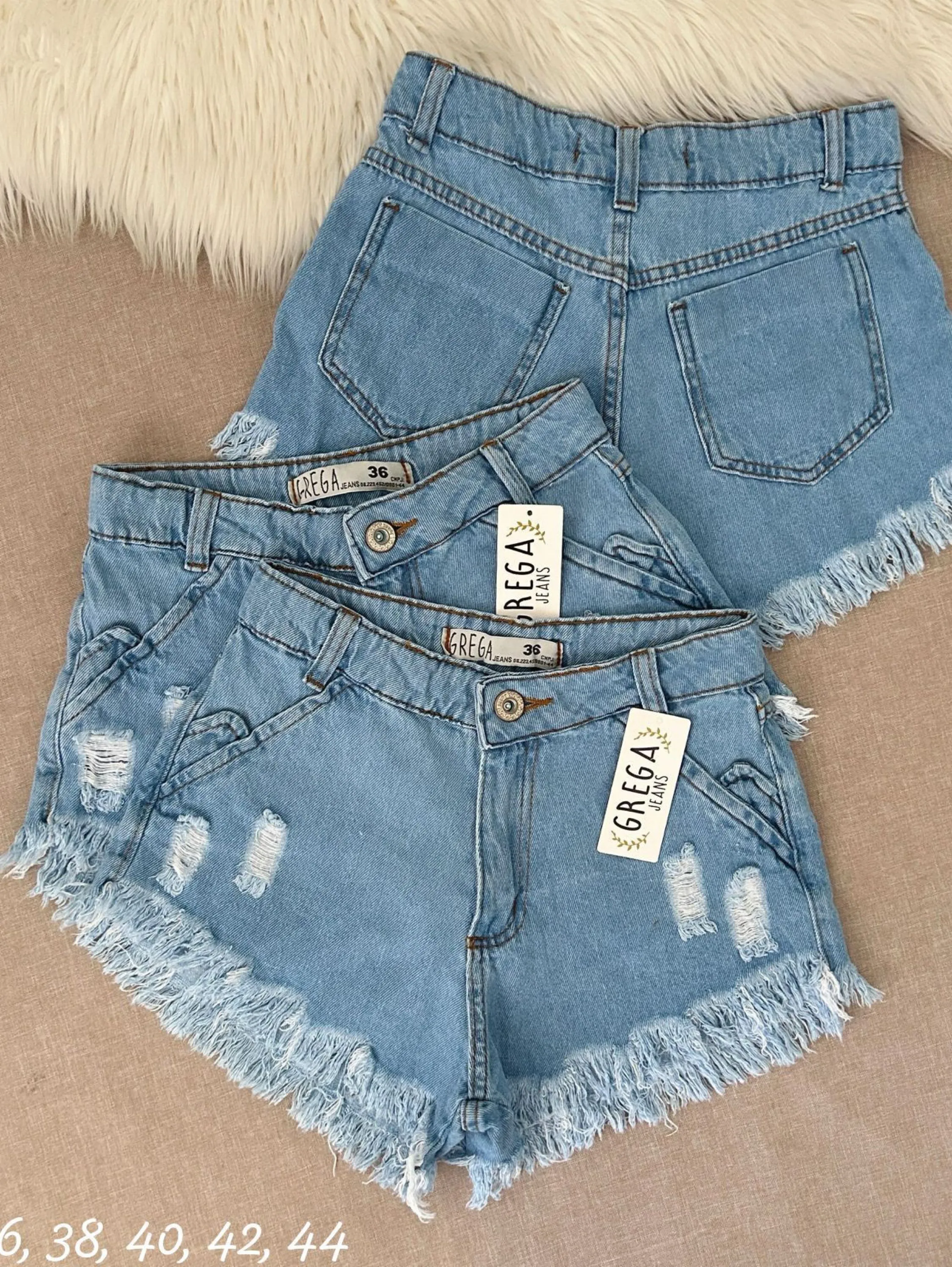 Short jeans feminino clara barra desfiado