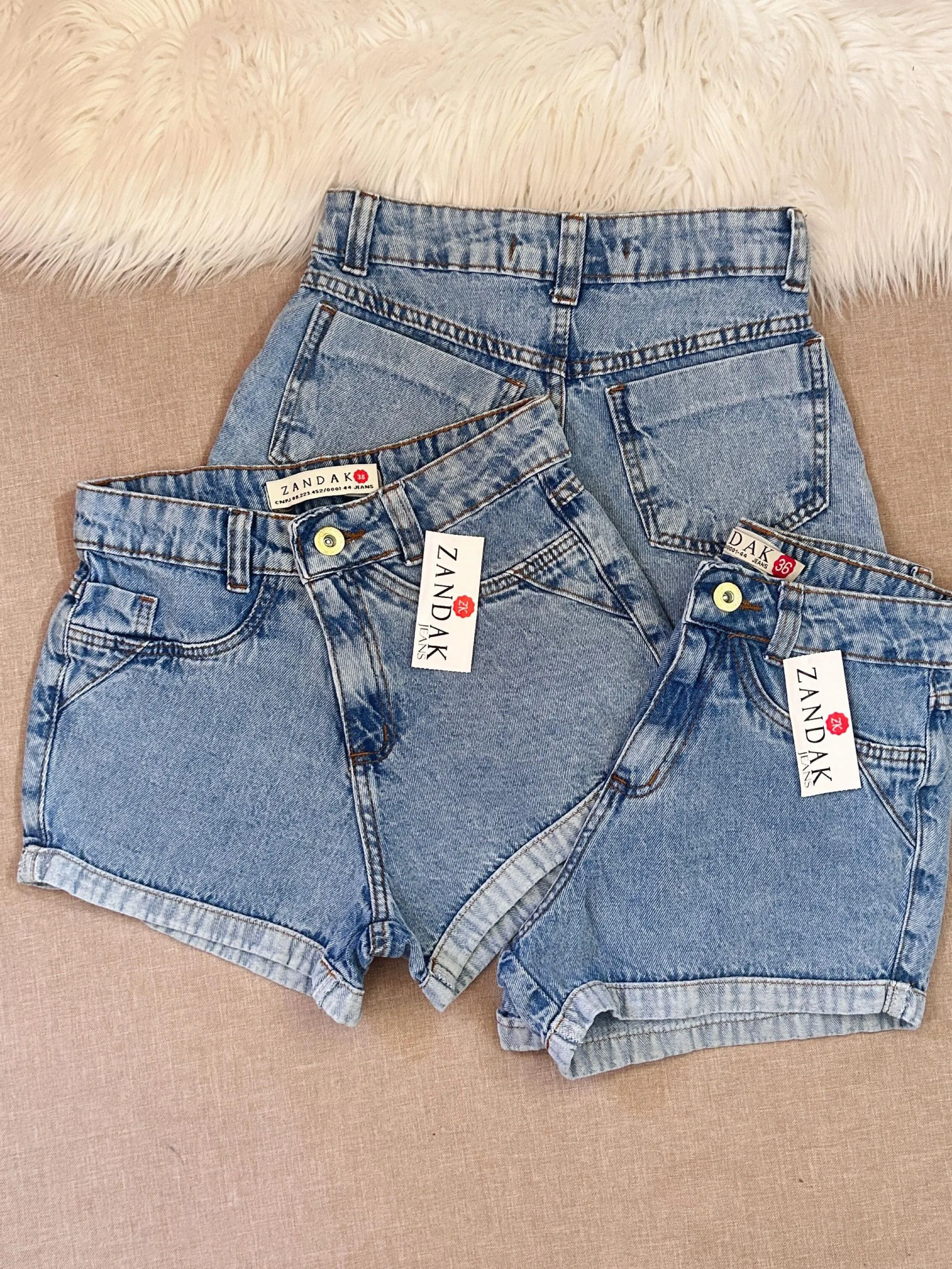 Short jeans azul manchada liza