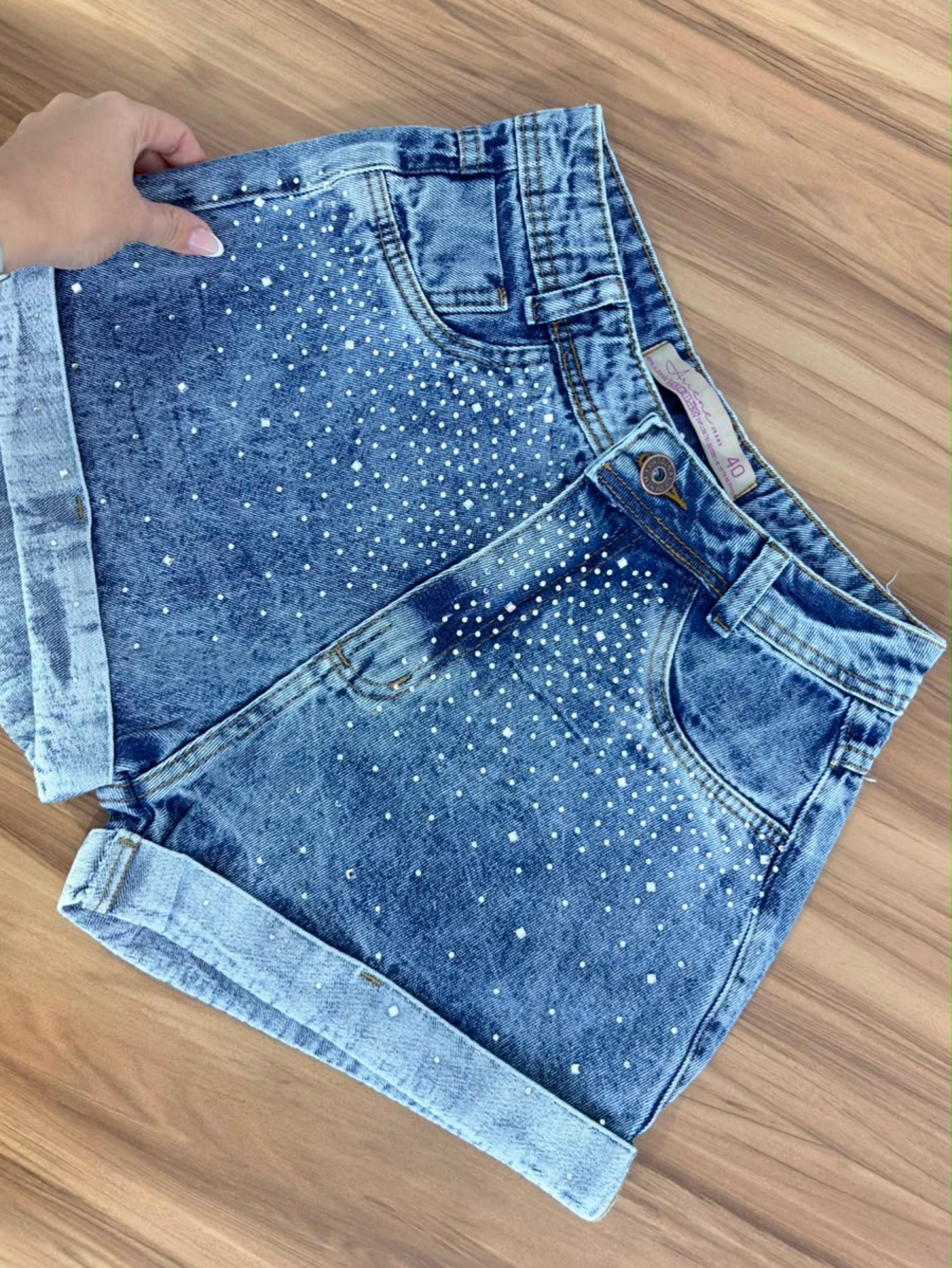 Short jeans feminino com brilho marmorizado